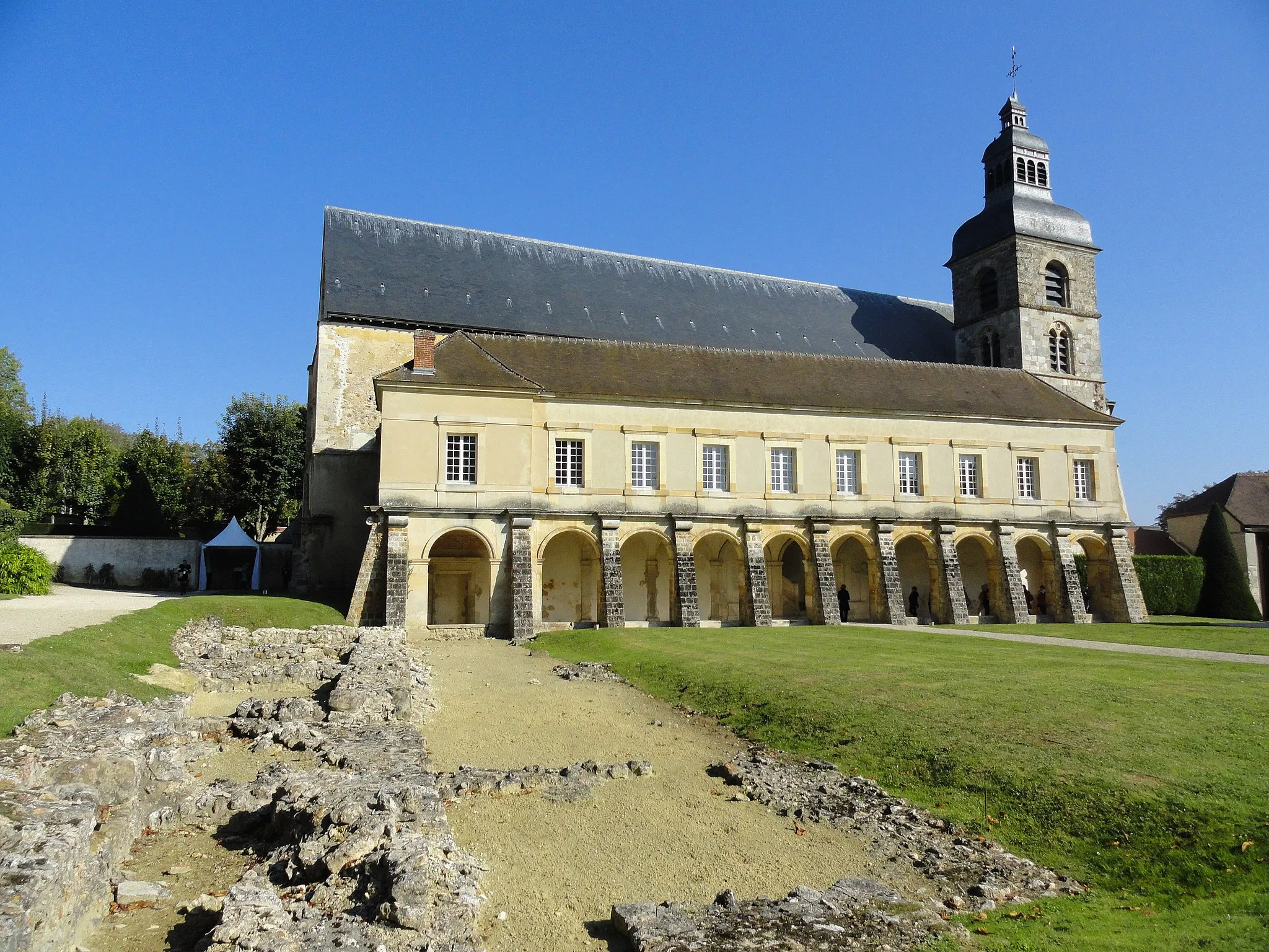 Photo showing: Vue de l'église abbatiale et du cloître de l'ancienne abbaye et des vestiges d'une aile de la-dite abbaye.