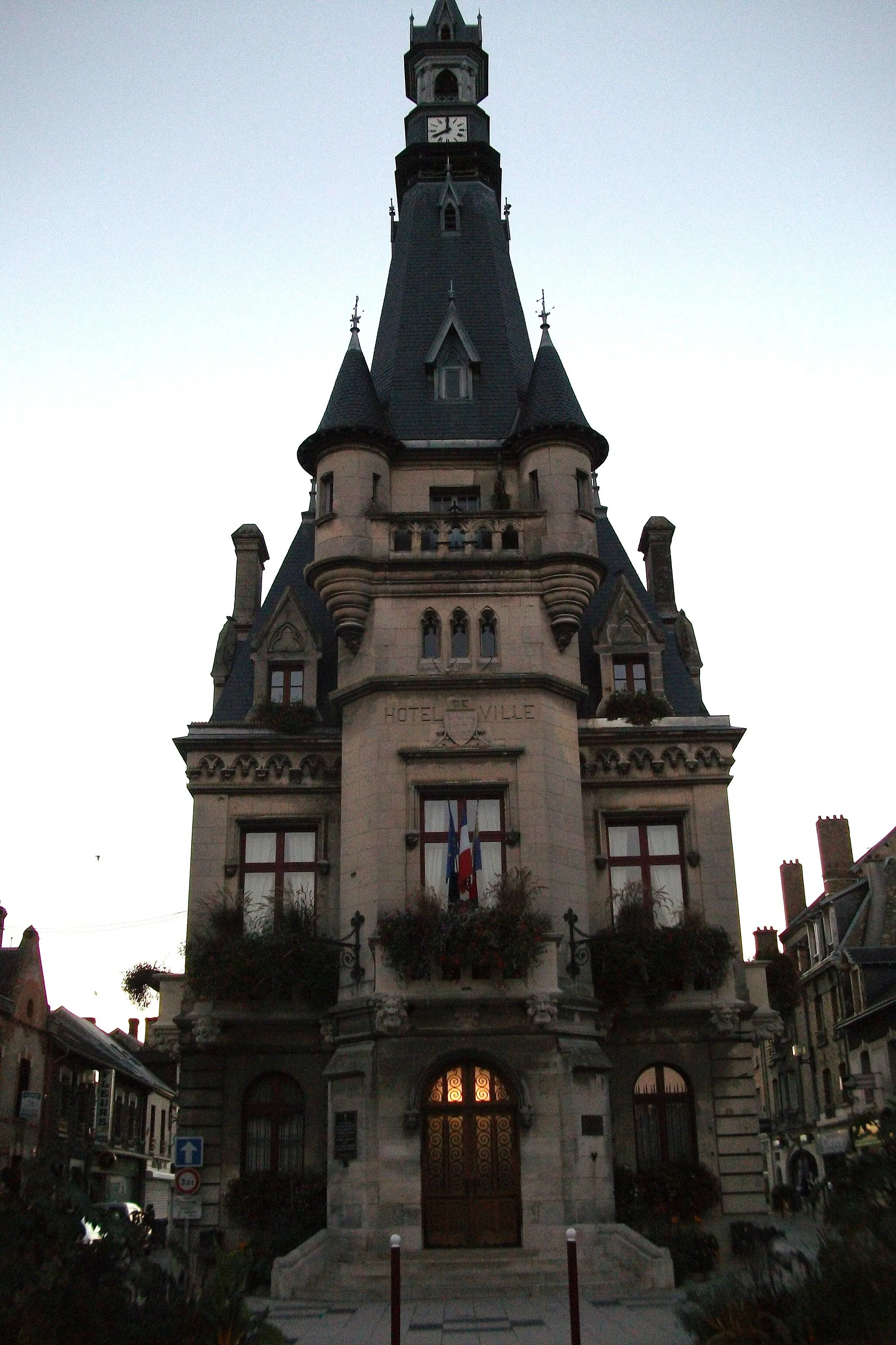 Photo showing: Mairie de Fismes, sa façade vue de l'est.