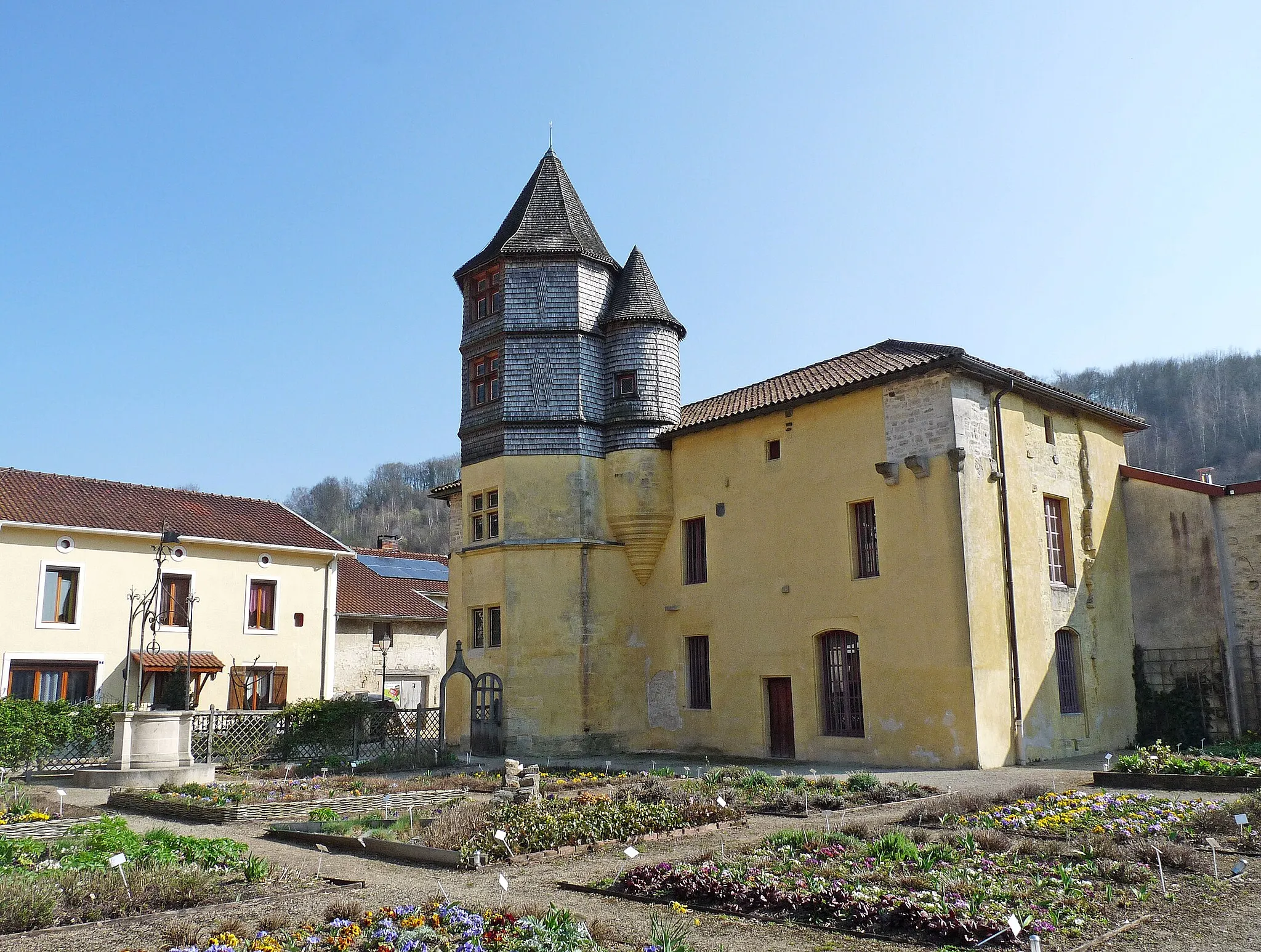 Photo showing: Château de Chevillon (Haute-Marne), aujourd'hui transformé en médiathèque et entouré d'un jardin médiéval