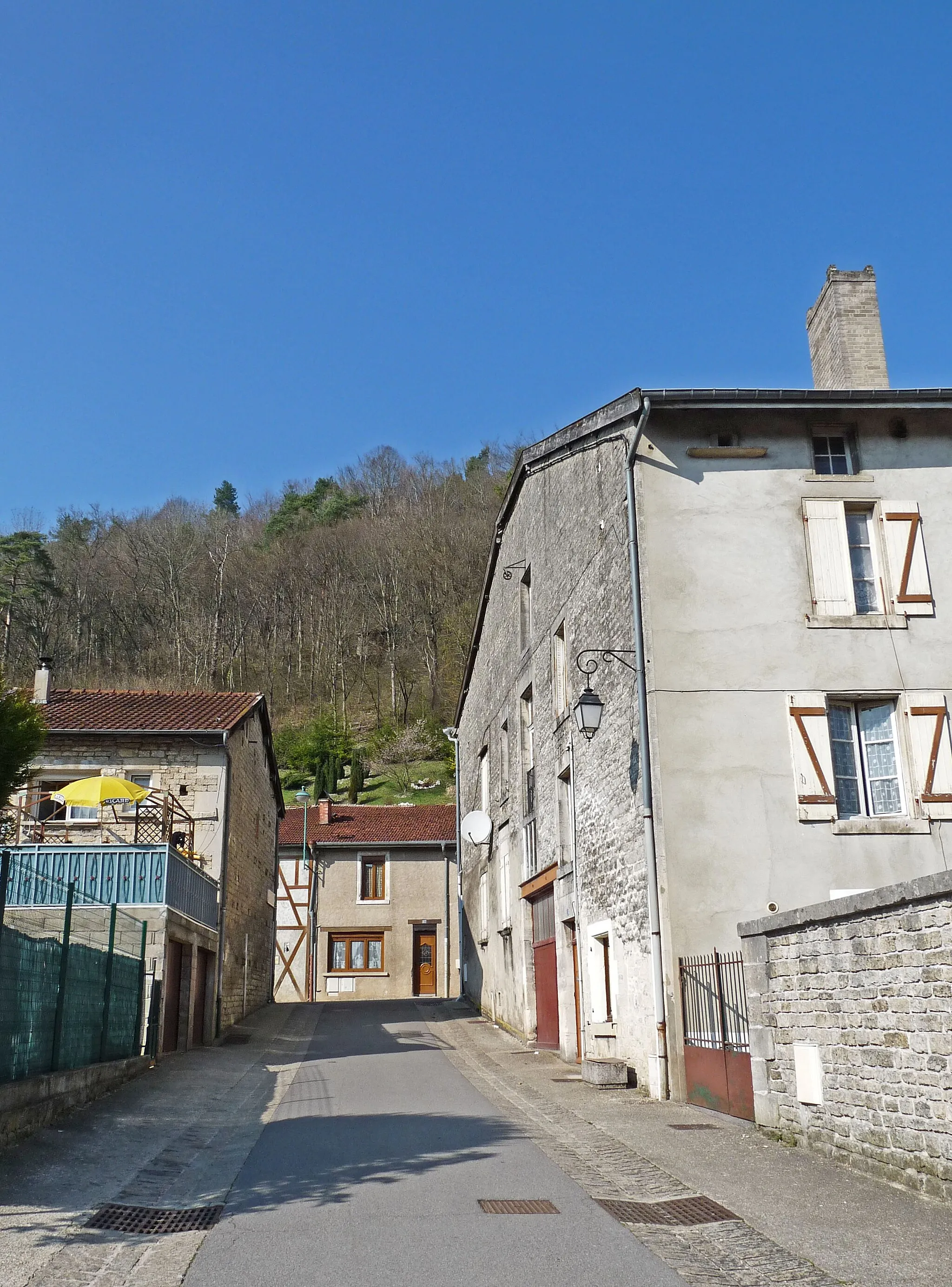 Photo showing: Une rue de Chevillon (Haute-Marne).