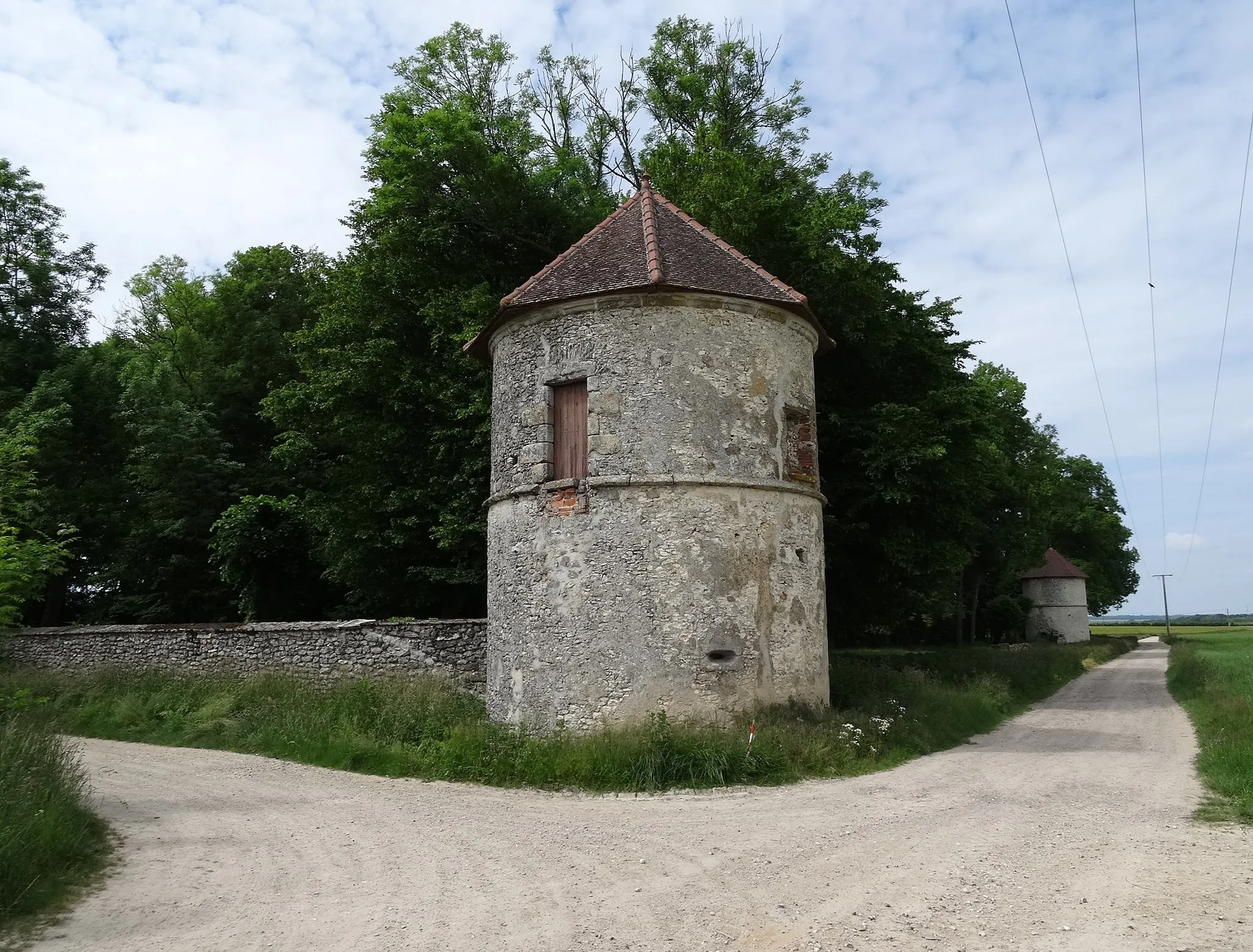 Photo showing: Tourelles au fond du parc du château de l'Ormurion.  (Sourdun, Seine-et-Marne, région Île-de-France).