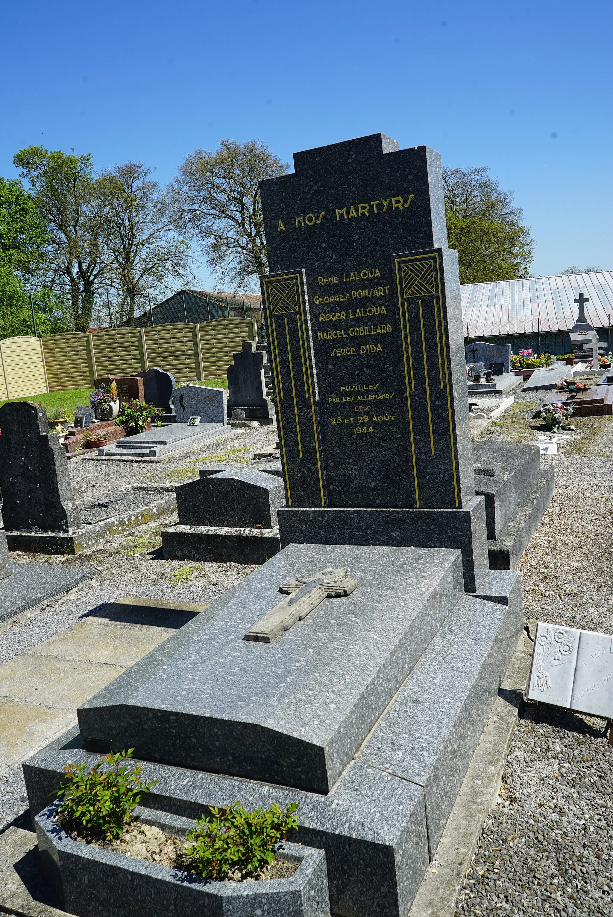 Photo showing: Monument aux fusilliés par les allemands dans le cimetière de Somme-Tourbe.