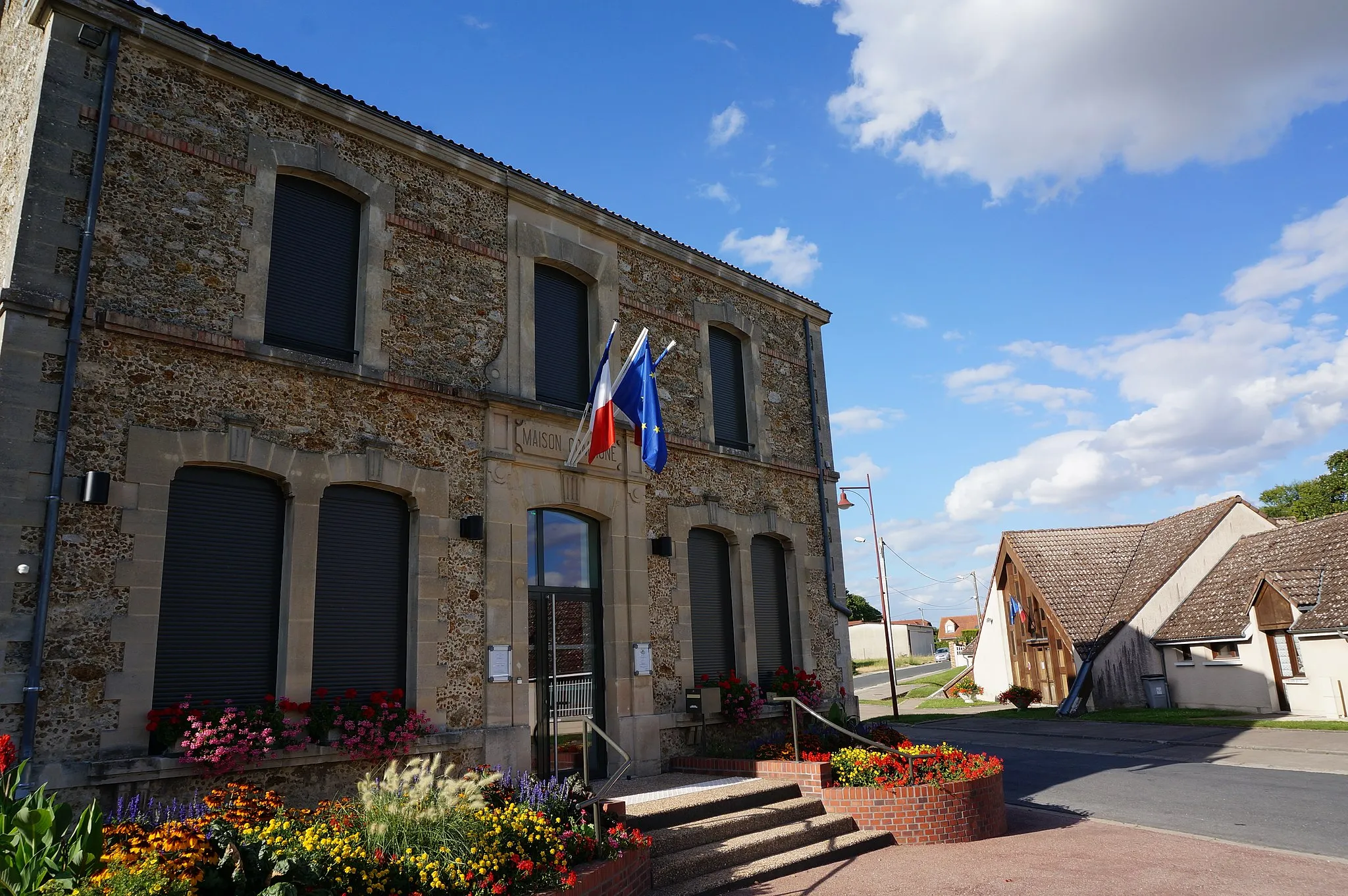 Photo showing: la mairie et l'école de Saint-Étienne-au-Temple.