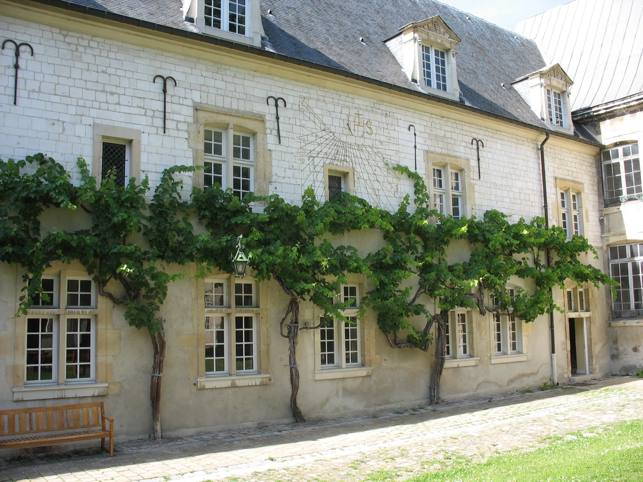 Photo showing: L'une des cours de l'Ancien Collège des Jésuites — Reims, Champagne-Ardenne, France. Elle a un cadran solaire et des pieds de vigne pluri-centenaires qui ont résister au phyloxera.