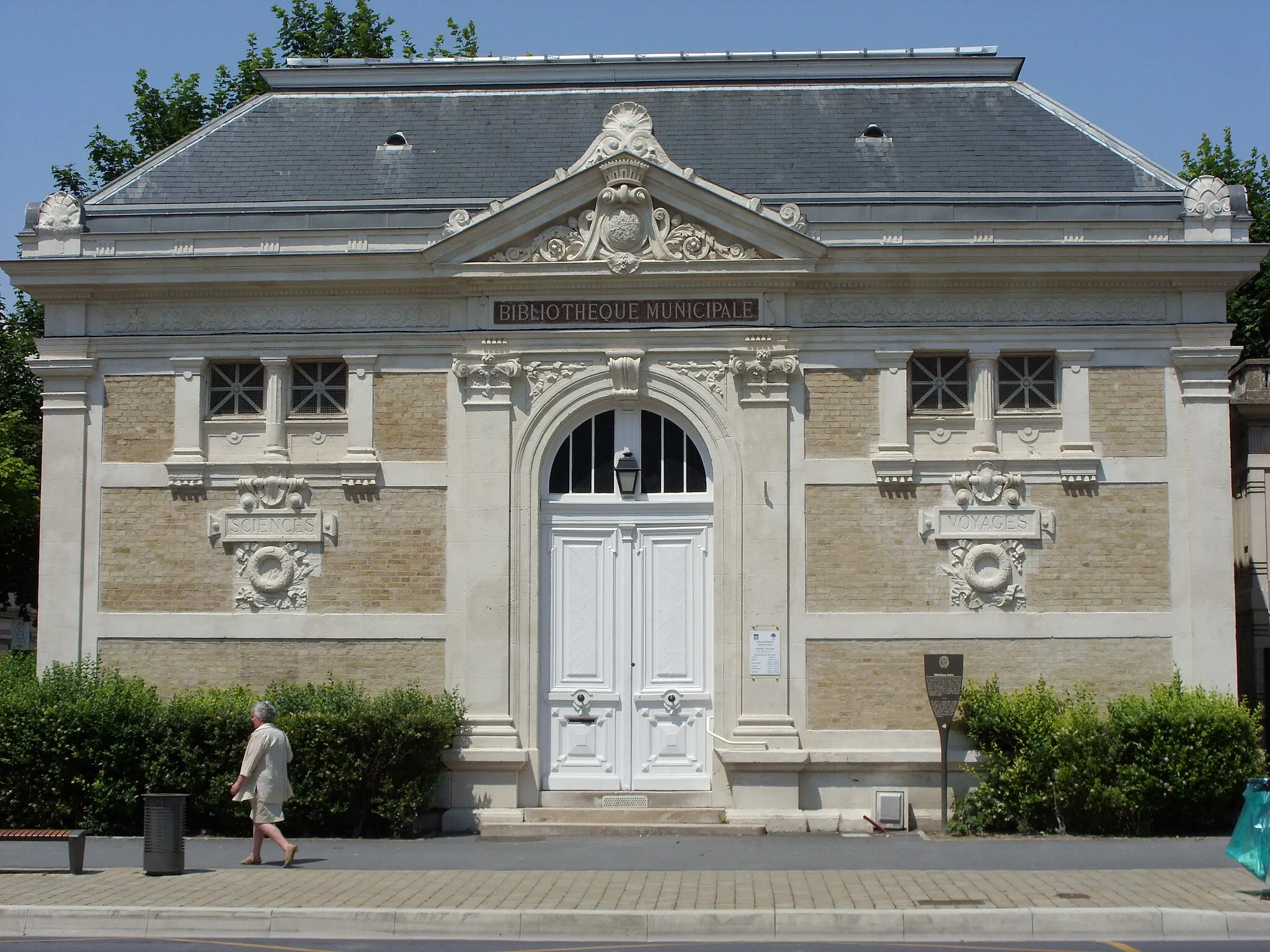 Photo showing: Holden public library in Rheims France