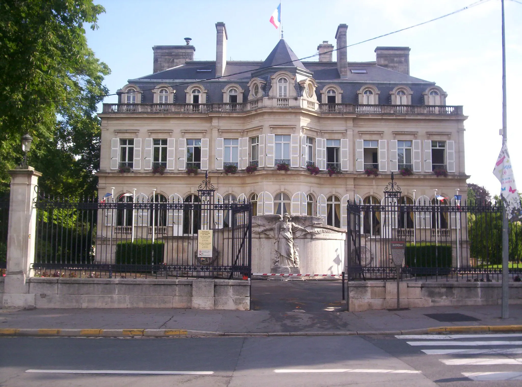 Photo showing: Épernay (Marne, France) : hôtel de ville, construit vers 1858. Vue prise depuis l'avenue de Champagne.