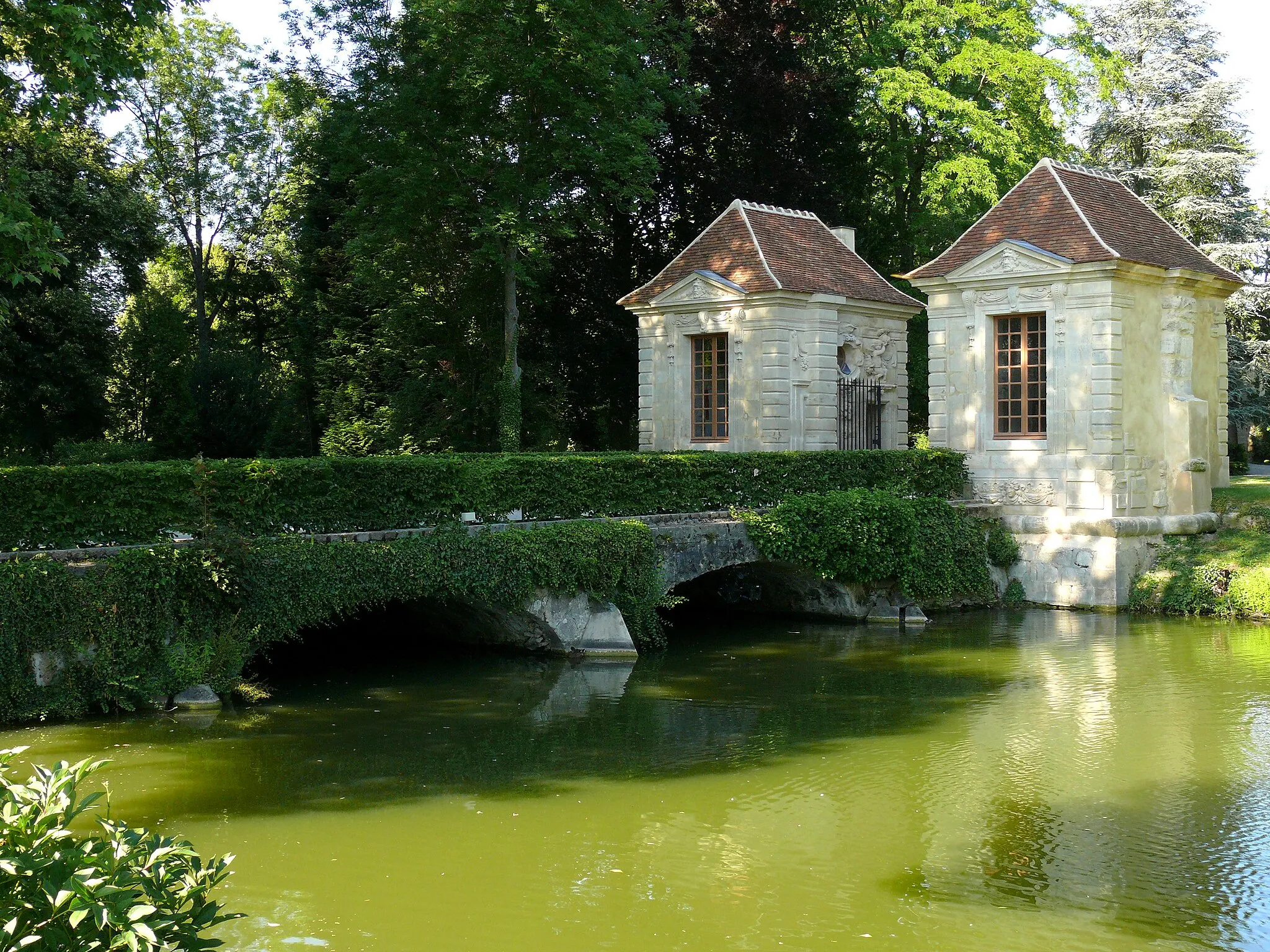 Photo showing: Coulommiers - Parc des Capucins - Ancienne entrée du château, pavillons des gardes de François Mansart.