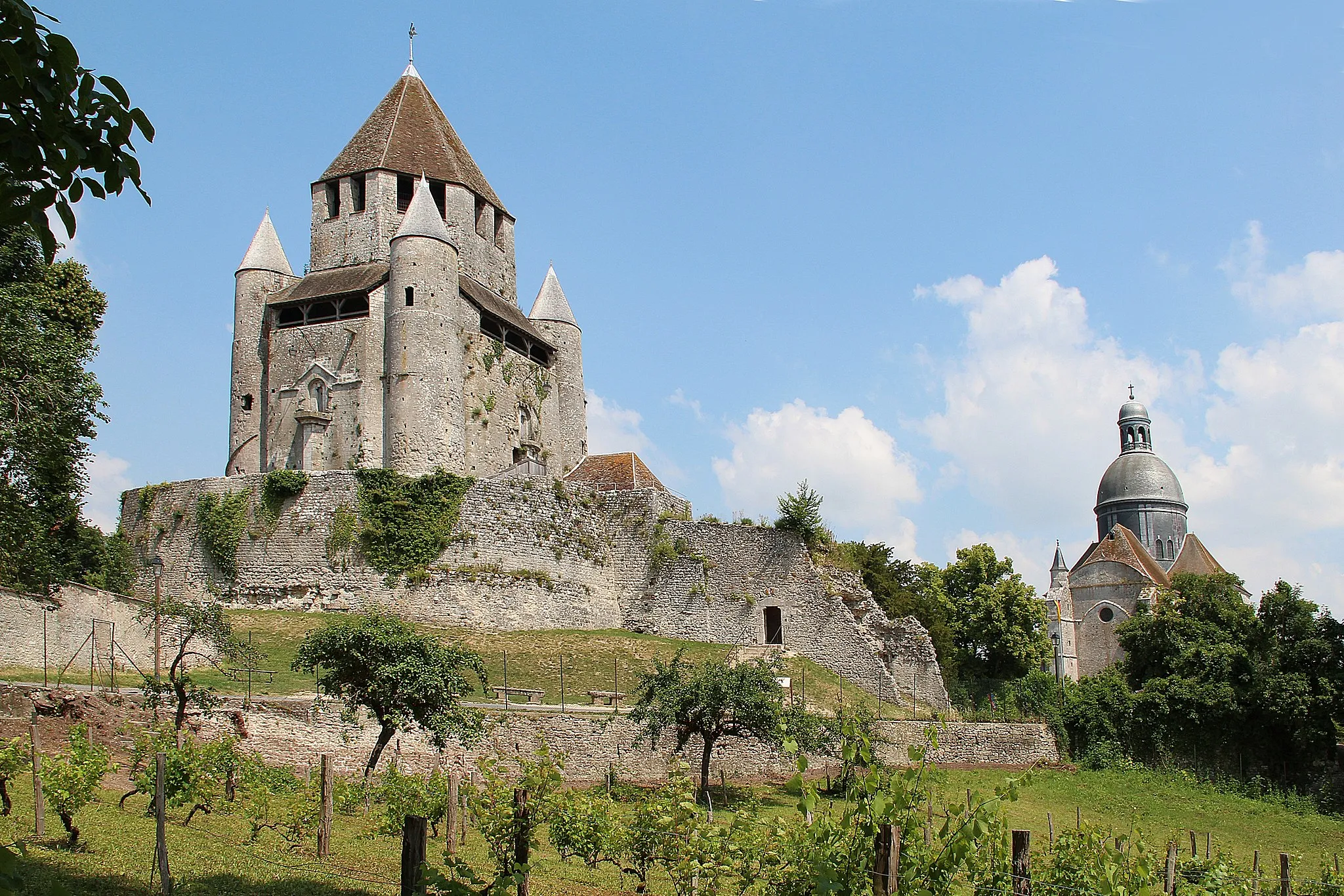 Photo showing: Medieval fortifications of Provins, Seine-et-Marne, France. Here seen from the porte Saint-Jean door to the Tour aux Engins.