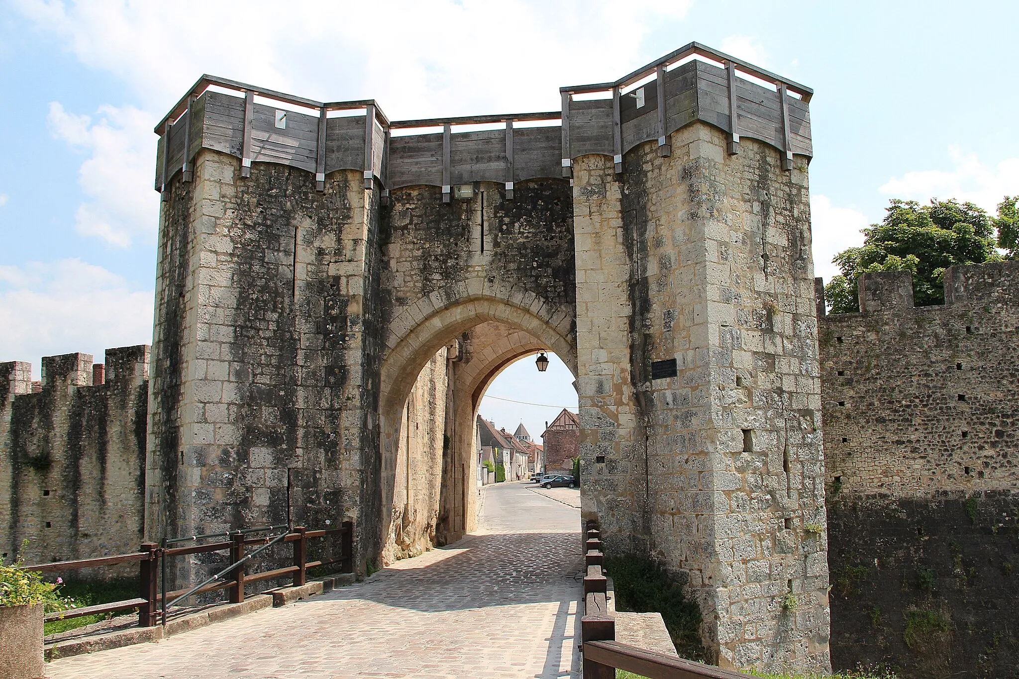 Photo showing: Provins (Île-de-France),  ramparts and exterior side of the Porte de Jouy tower.