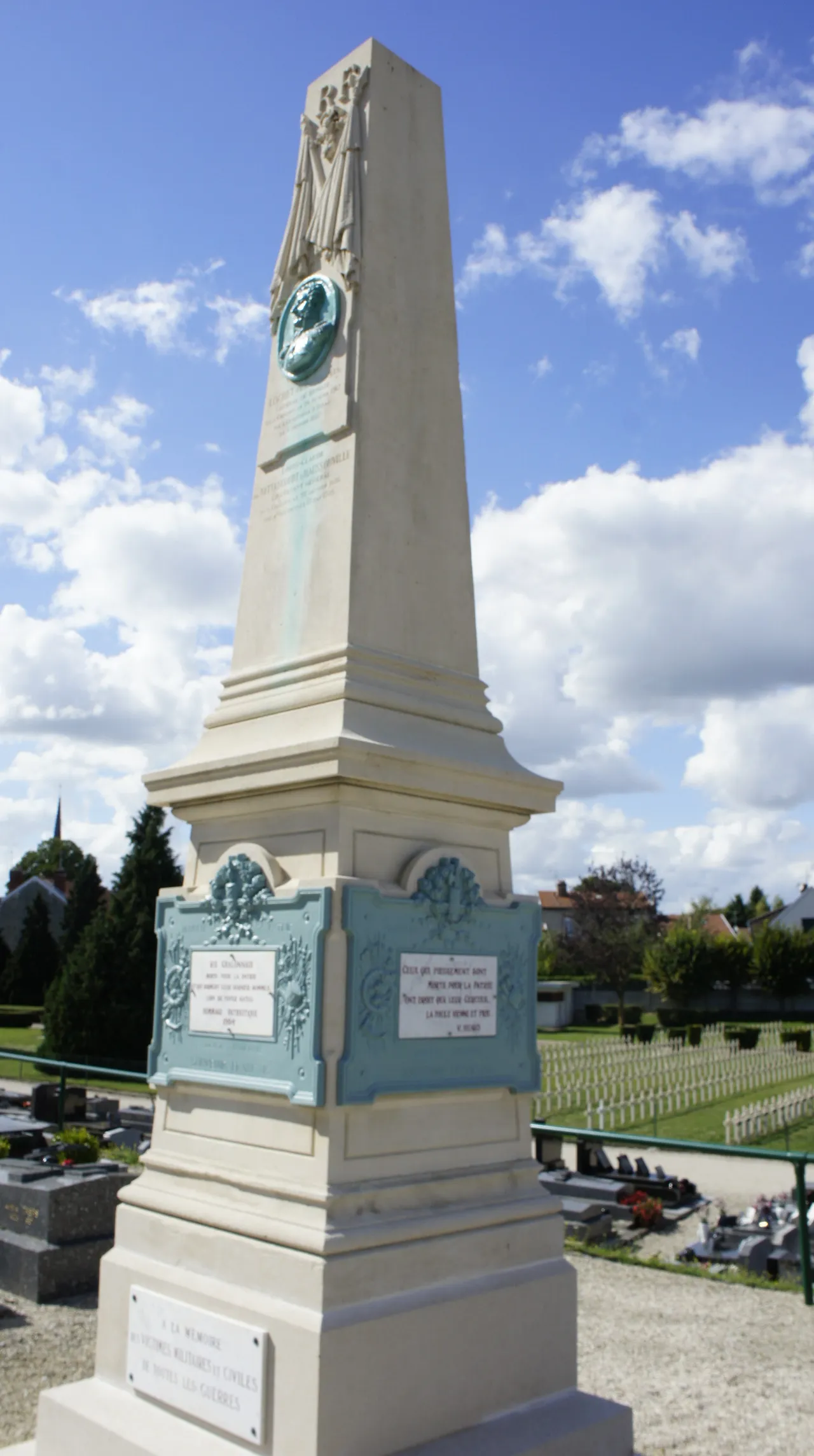 Photo showing: Colonne en hommage aux militaires célèbre de Châlons dans le cimetière de l'est.