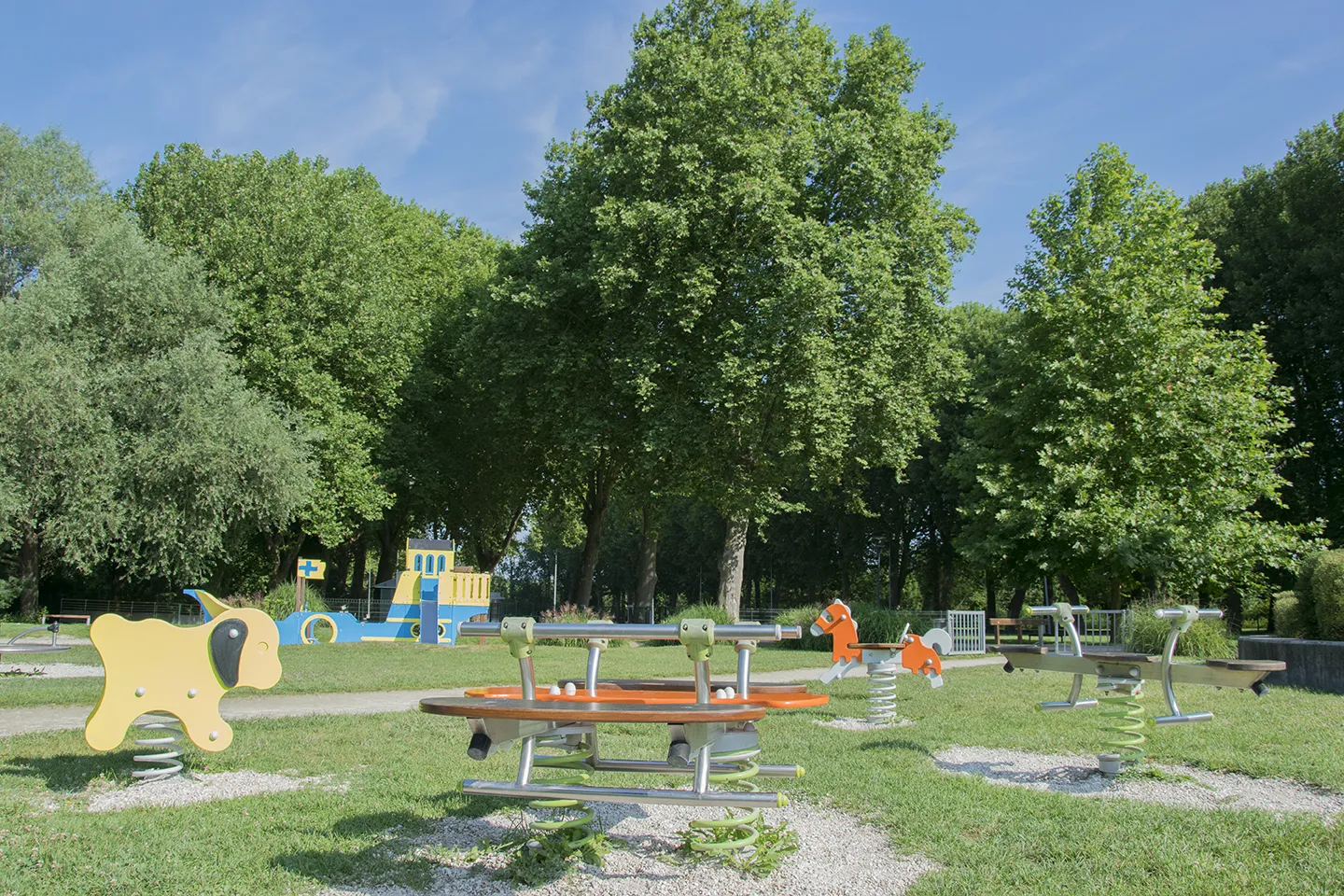 Photo showing: Les jeux pour les enfants du parc de la Béchère à Romilly-sur-Seine