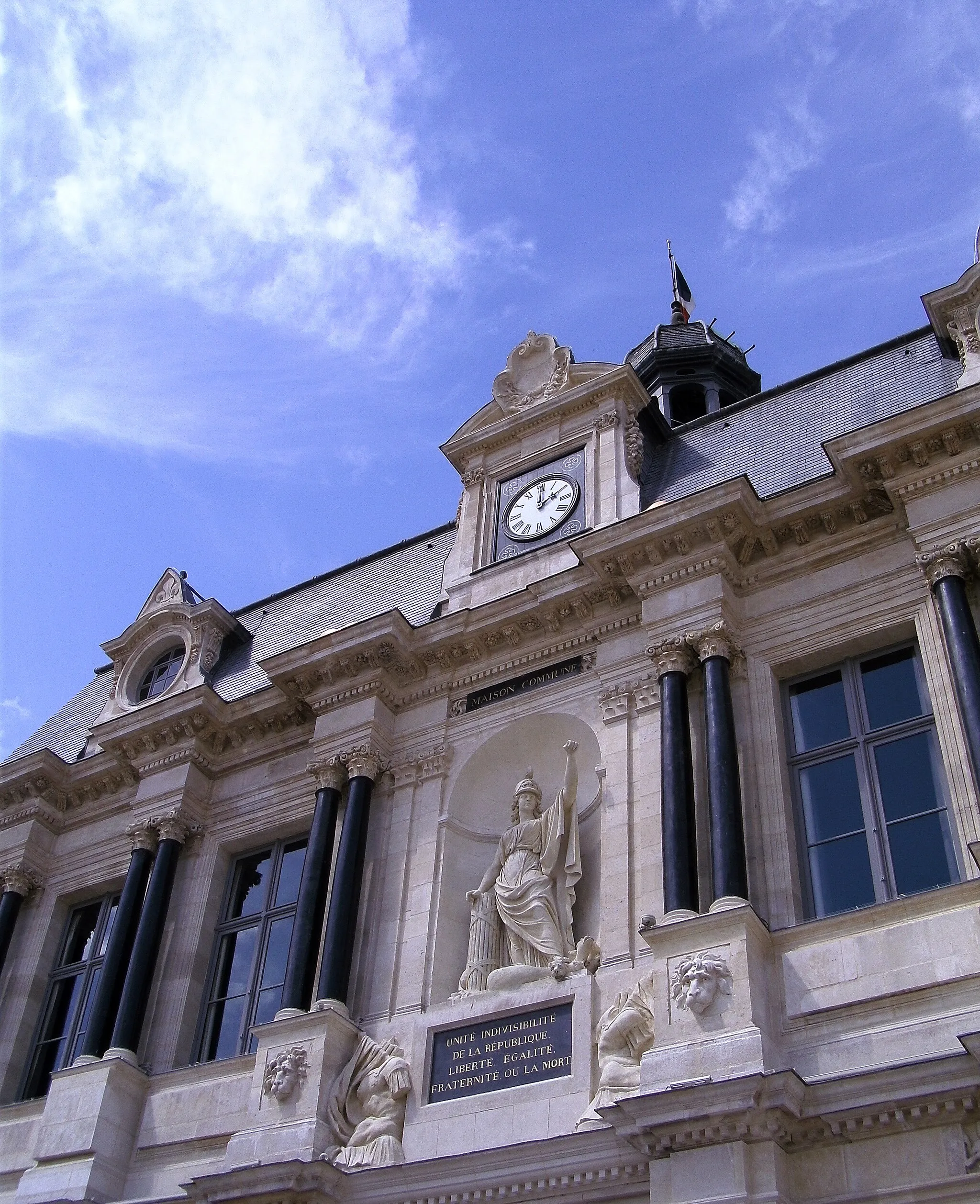 Photo showing: Troyes town hall. Statue of Marianne with the national motto: "Unité, indivisibilité de la République; liberté, égalité, fraternité ou la mort"