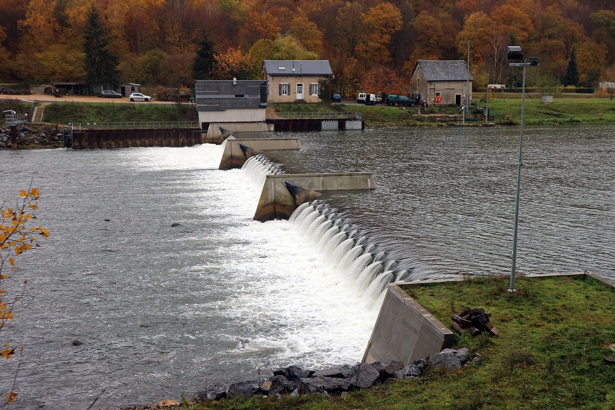 Photo showing: Fépin : Three-pass water-inflated dam with a length of ± 100 meters and a maximum drop height of about 2 meters. Commissioned in March 2017 to replace a needle dam