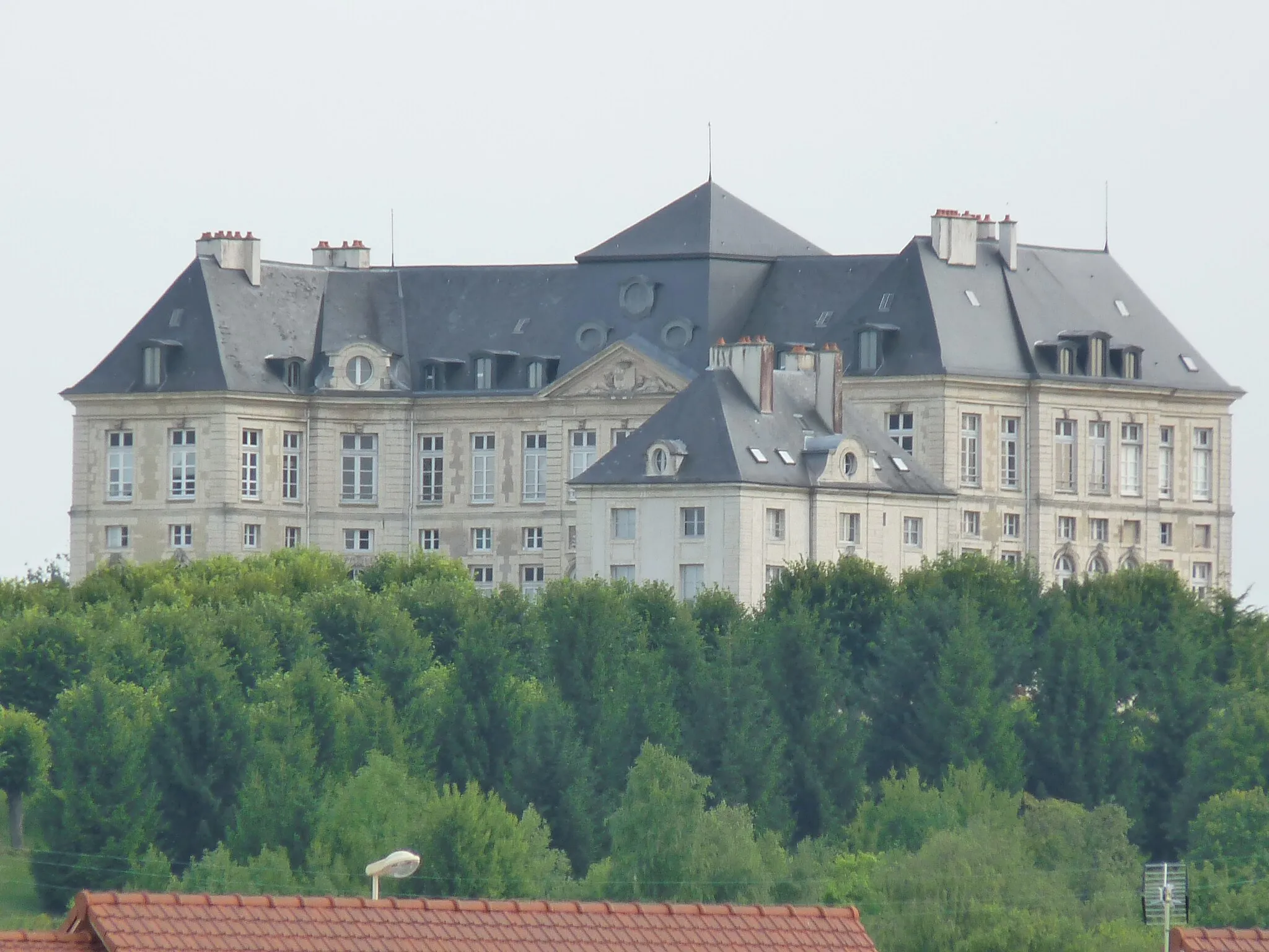 Photo showing: Schloss Brienne, Frankreich, über den Dächern des Ortes