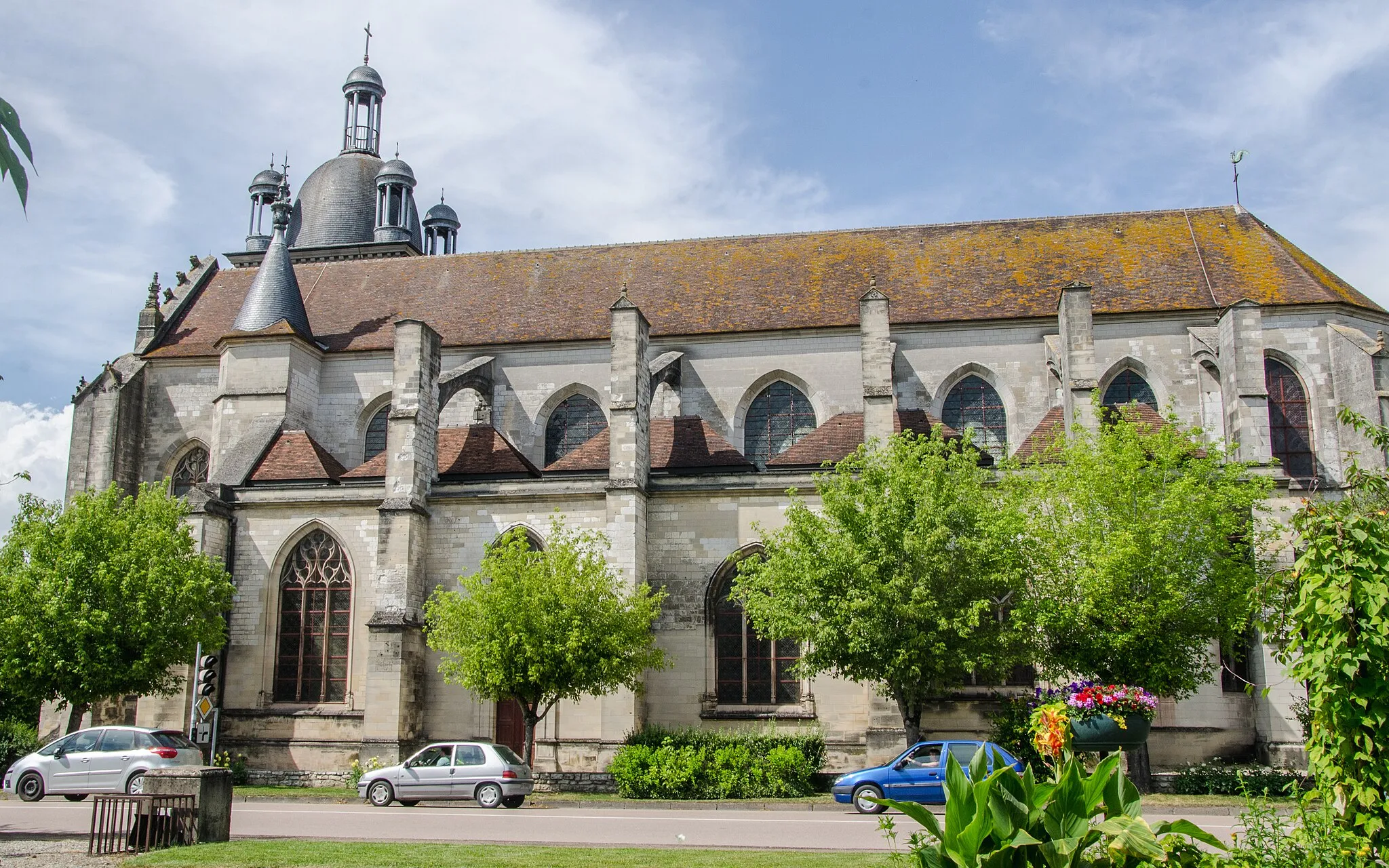 Photo showing: Commencée au XVIe siècle cette église à bulbes est pourtant récente. La seconde guerre mondiale entraîna le bombardement de la ville, et l'église du être reconstruite pour une grande partie.