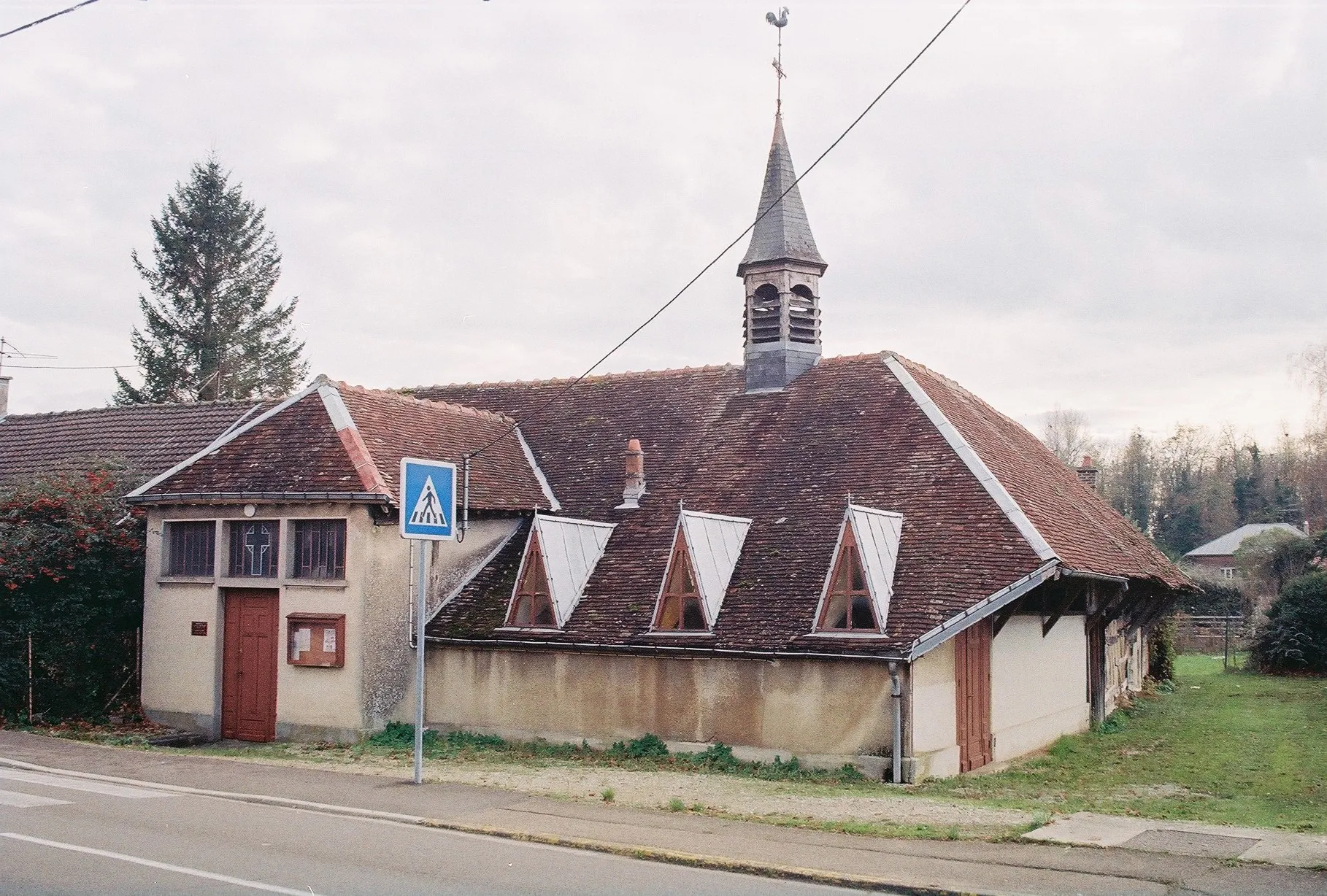 Photo showing: Vue de l'entrée de la Chapelle Sainte Thérèse de l'Enfant Jésus, située au 45 rue Jean Jaurès, à la Rivière-de-Corps.