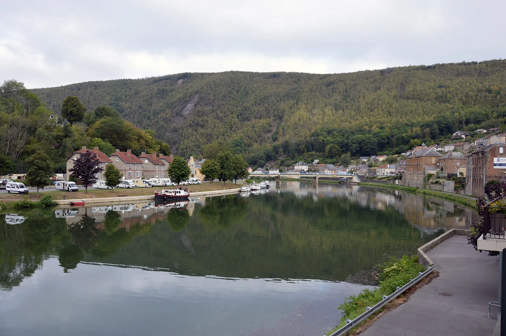 Photo showing: Meuse River in Monthermé, seen from the pedestrian quay at Place Jean Baptiste Clément