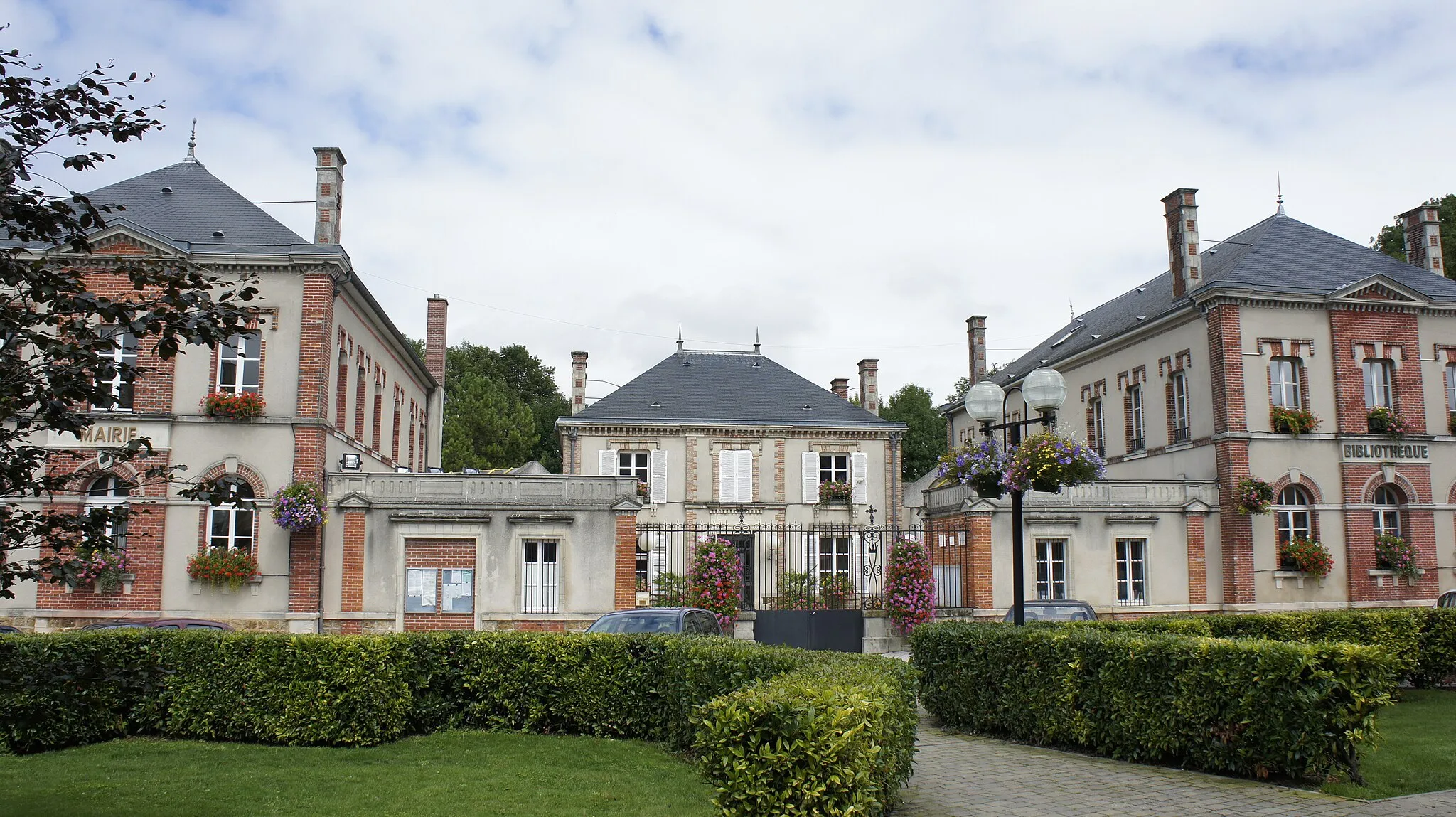 Photo showing: Une vue de la mairie de Mourmelon.
