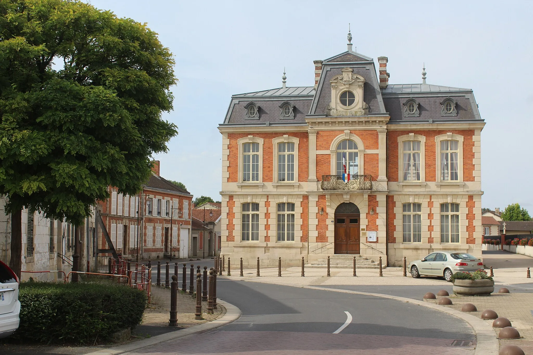 Photo showing: Courtisols, the town hall