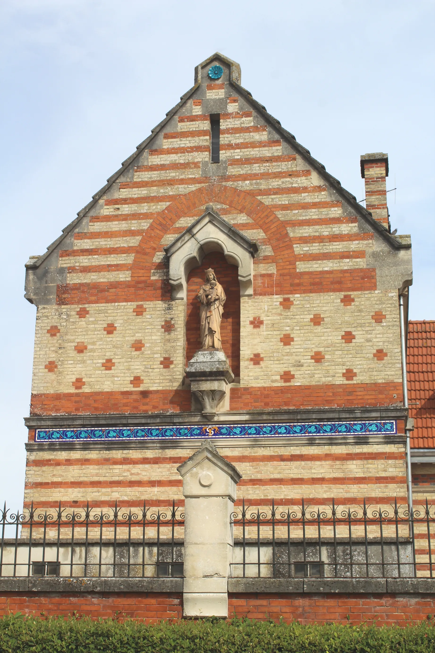 Photo showing: Courtisols, facade of a house near the town hall