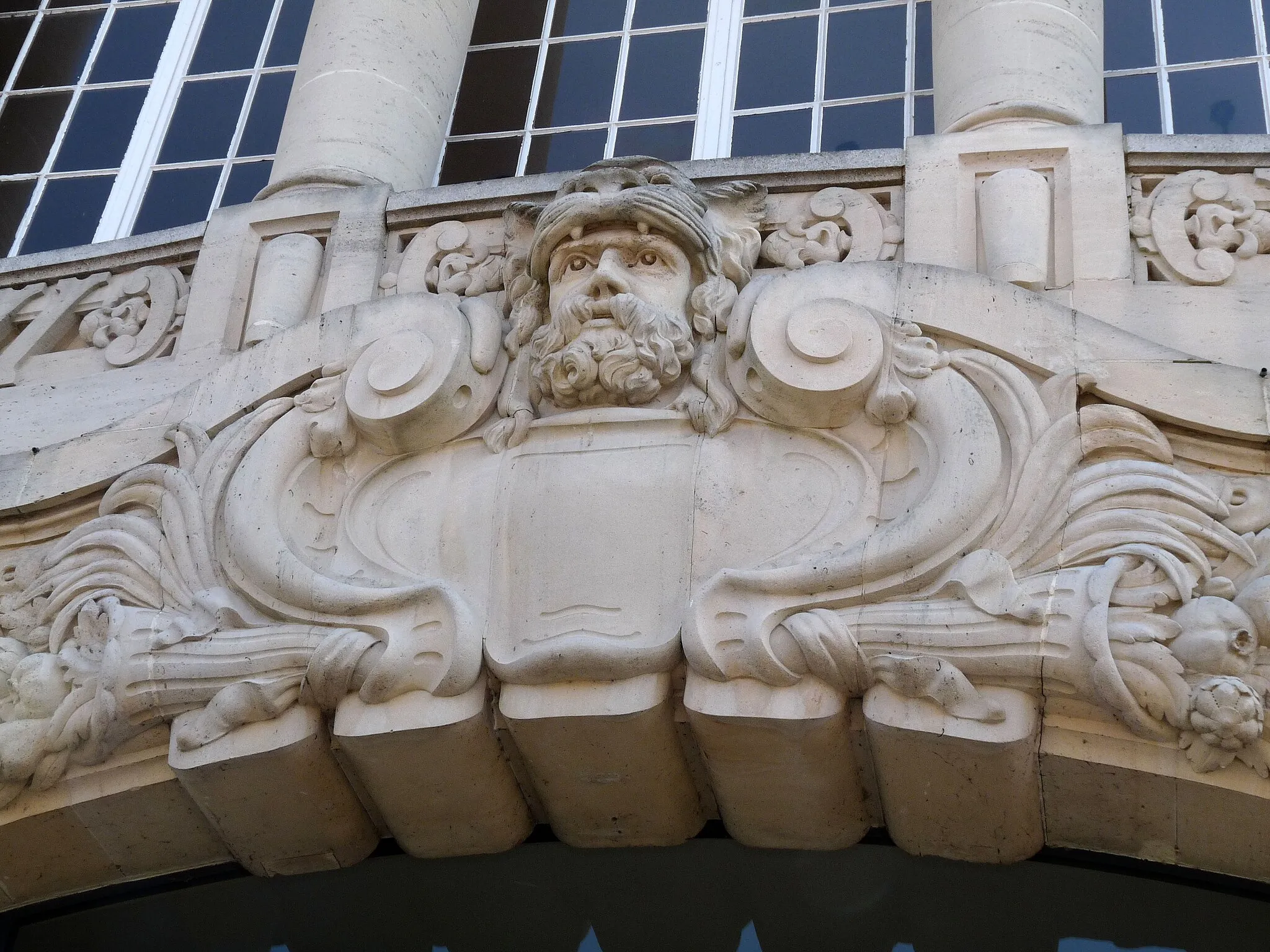 Photo showing: La Caisse d'épargne de Wassy (Haute-Marne), 31 rue du Général Leclerc, construite en 1904. Détail de la façade (Hercule)