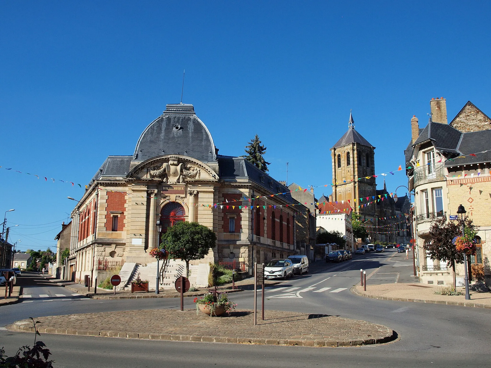 Photo showing: Bibliothèque de Rethel (Ardennes, France), avec, en arrière-plan, la tour de l'église Saint-Nicolas