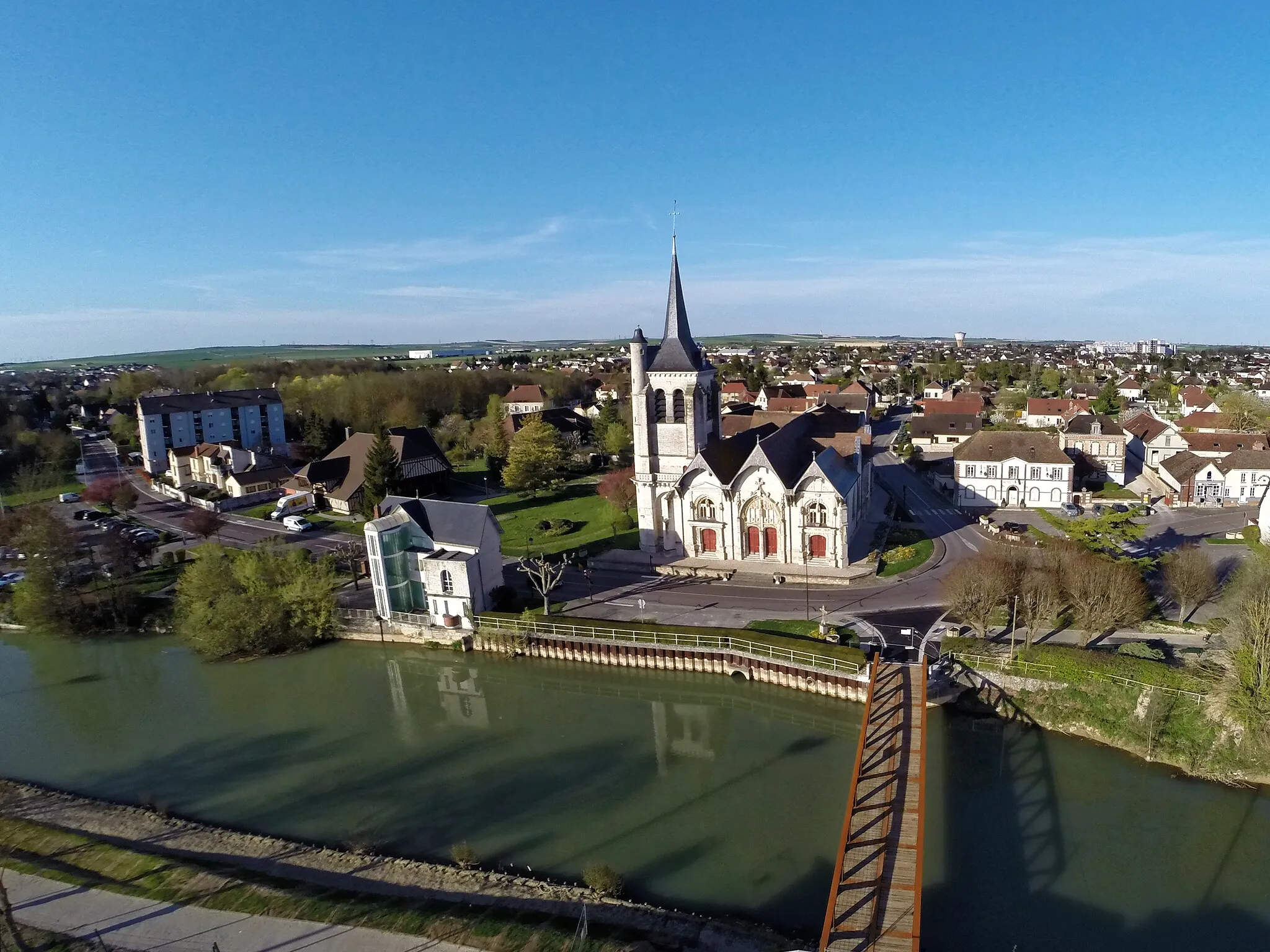 Photo showing: Vue aérienne de l’église Notre Dame de l'assomption - Au premier plan, la rivière Écorce" et sa passerelle.