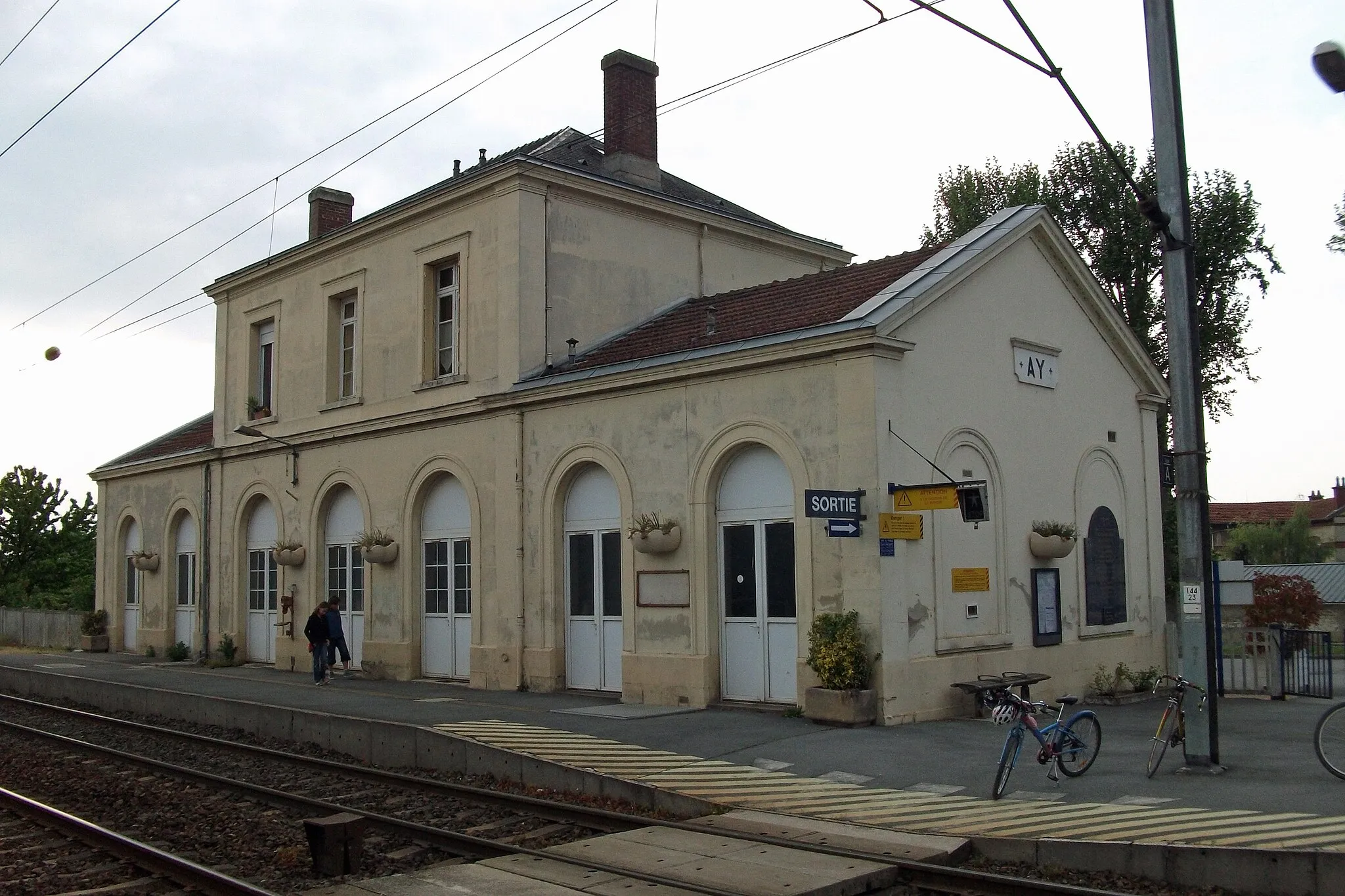 Photo showing: La gare d'Ay (Marne, France), côté voies.