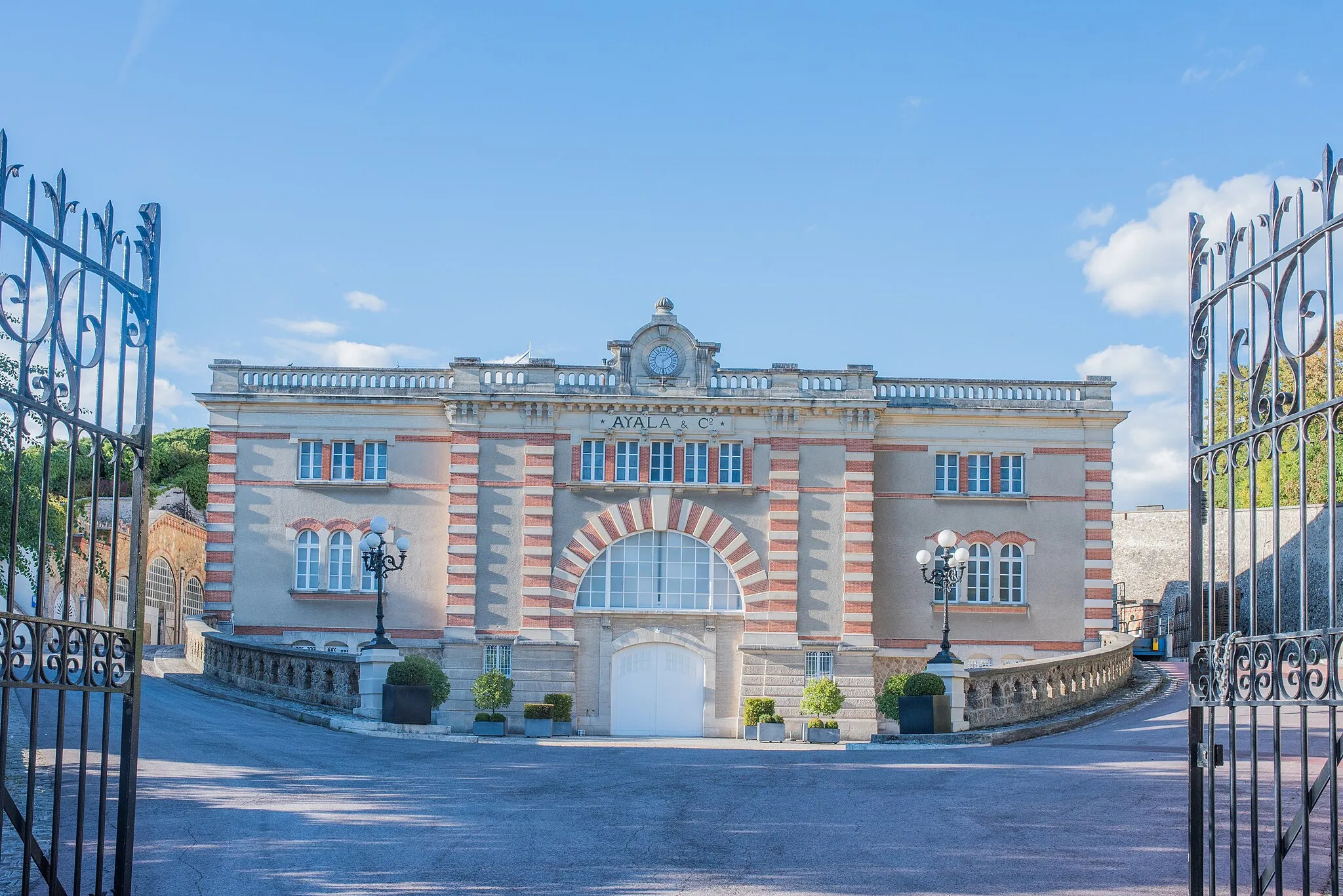 Photo showing: La Maison de Champagne Ayala dans son état actuel, reconstruite intégralement suite aux révoltes des vignerons de 1911.