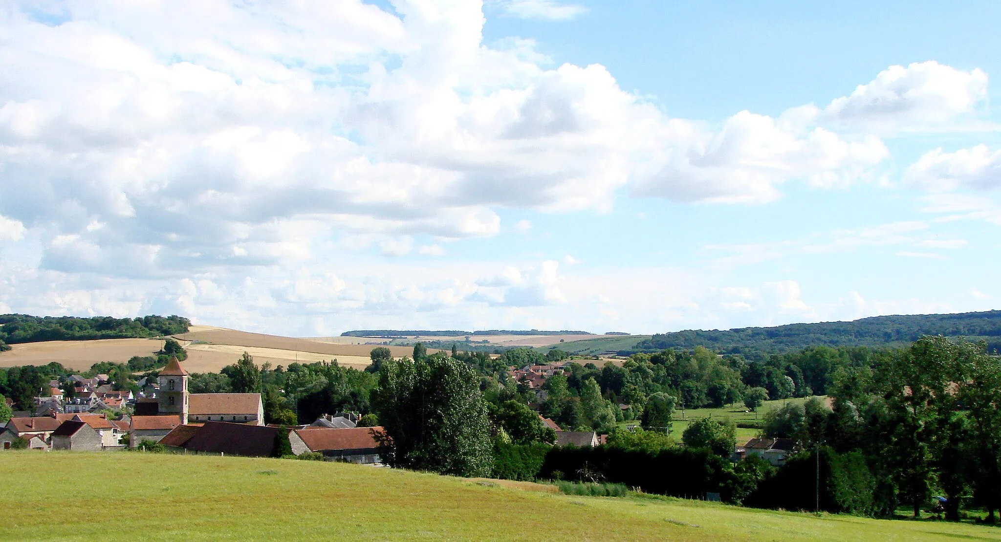 Photo showing: Le village de Crugny sur le cours de l'Ardre.