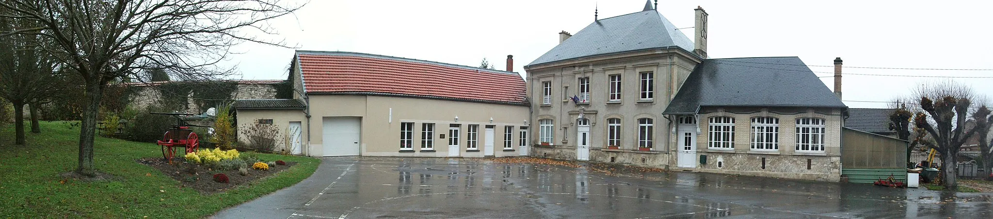 Photo showing: ancienne école de Crugny au verso de la mairie, un nouveau pôle scolaire a depuis été construit un peu plus loin.