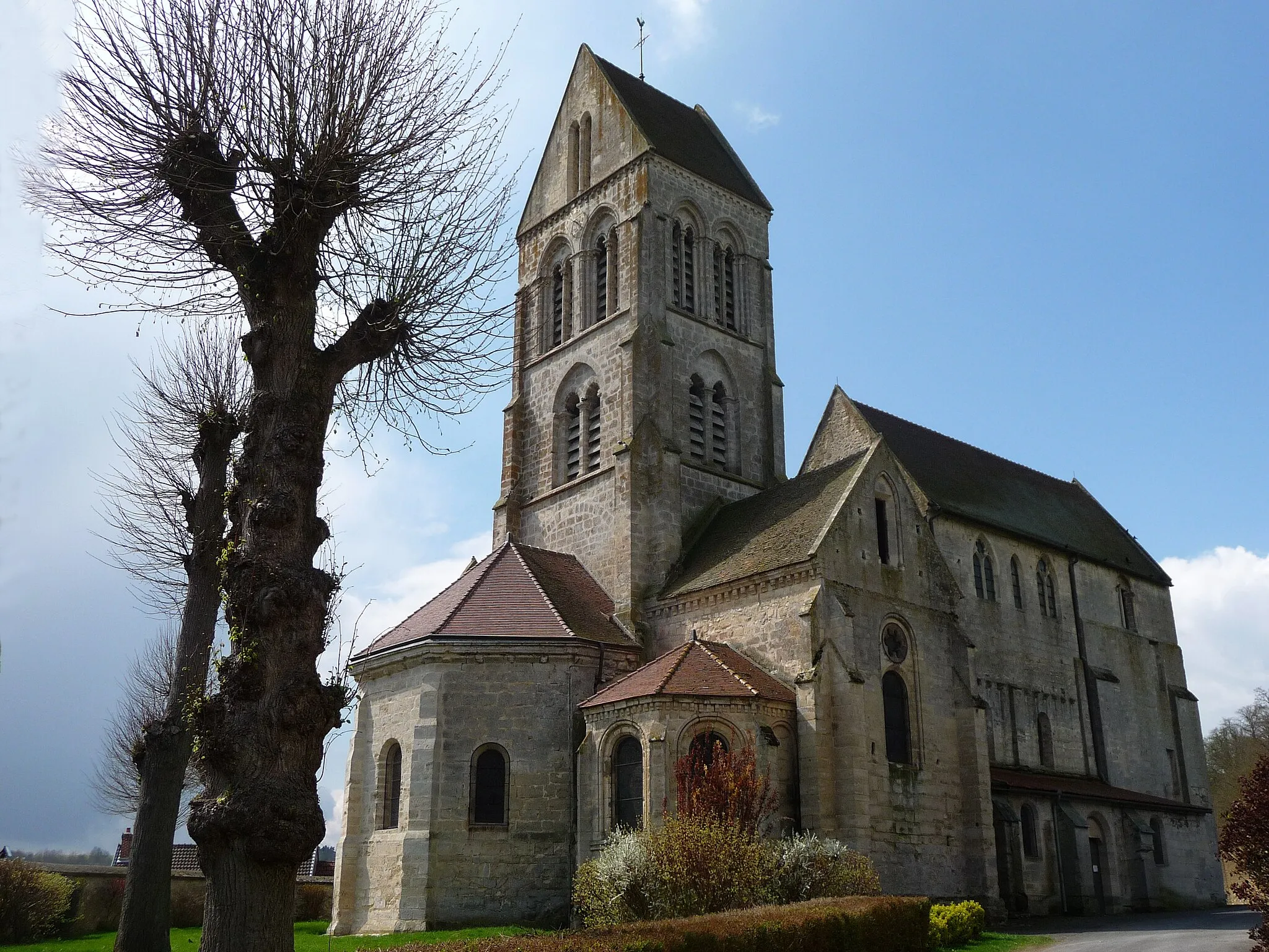 Photo showing: église vue de l'extérieur avecle chevet