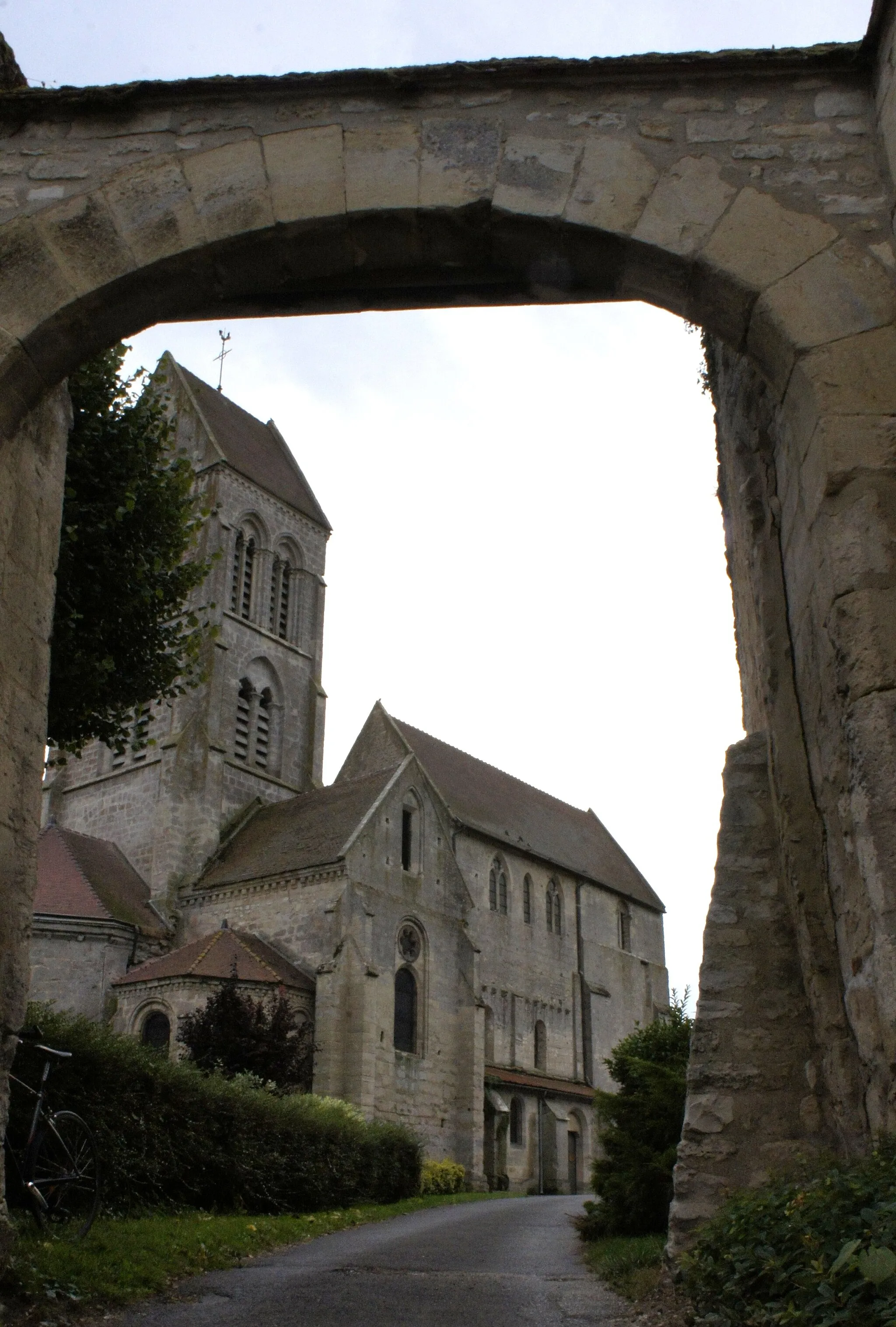 Photo showing: église de Courville depuis l'un des porches d'entrée de l'abbaye.