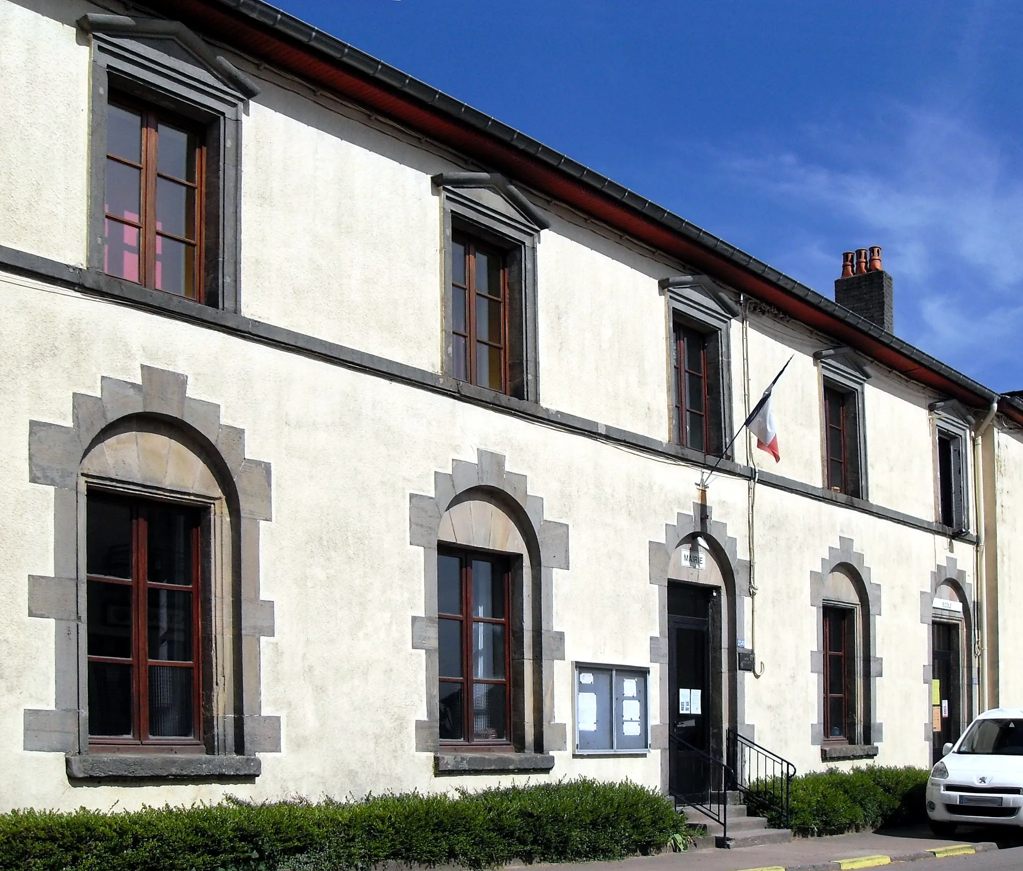 Photo showing: La mairie d'Isches