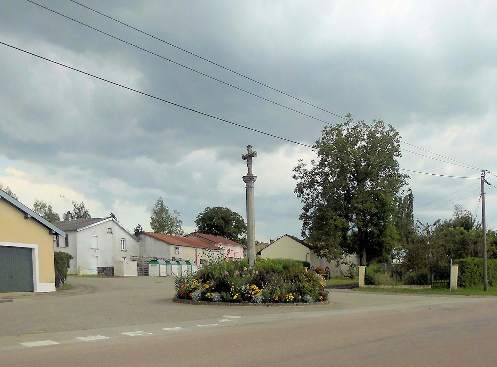 Photo showing: La croix monumentale du chemin à Saint-Ouen-lès-Parey