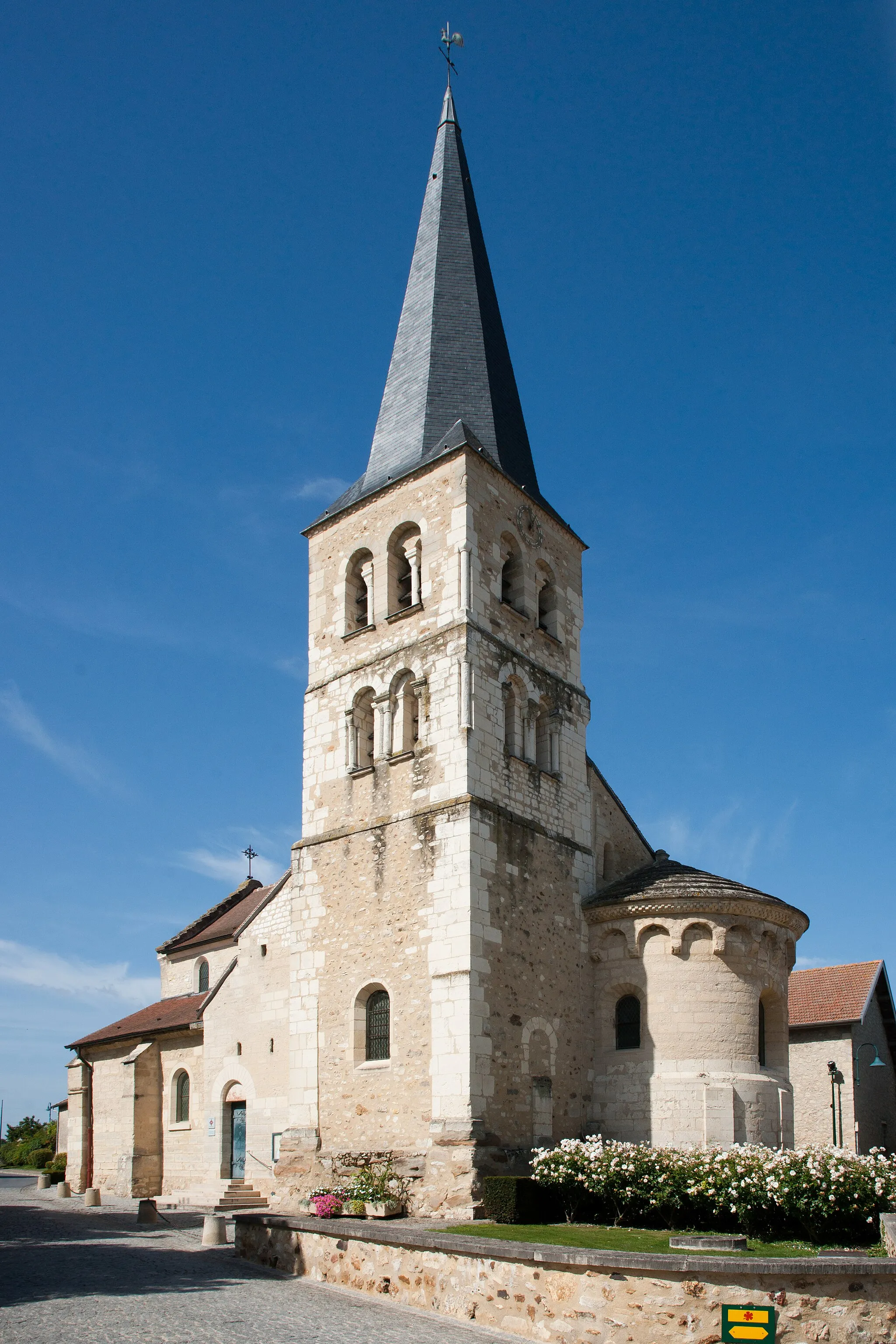 Photo showing: Bezannes church, France.