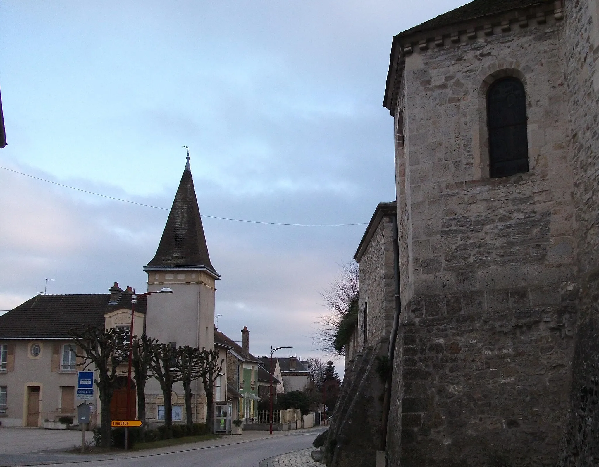 Photo showing: l'église_d'Ormes (droite), la mairie et la place de la mairie.