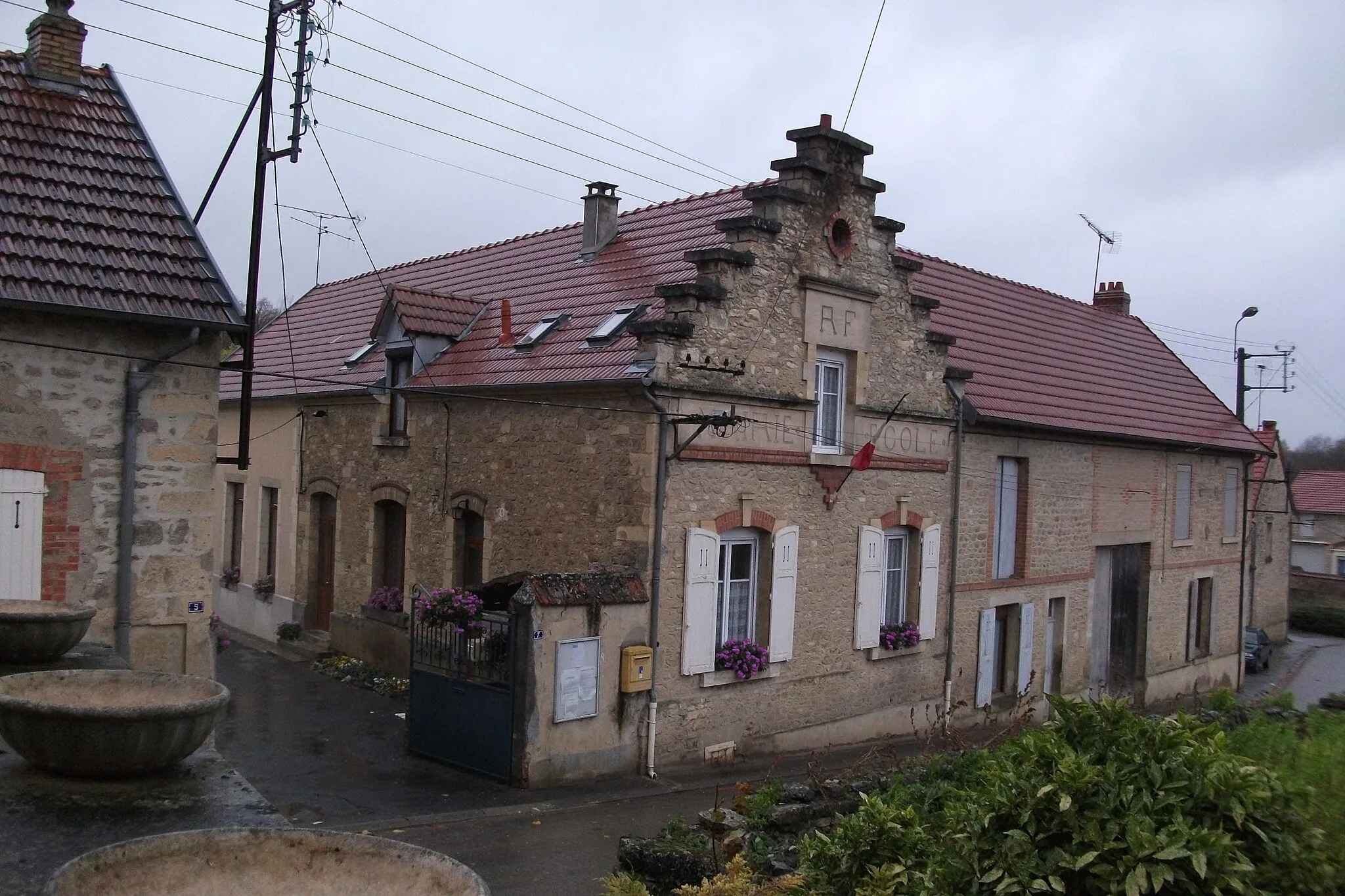 Photo showing: la mairie d'Hourges vue depuis l'église.