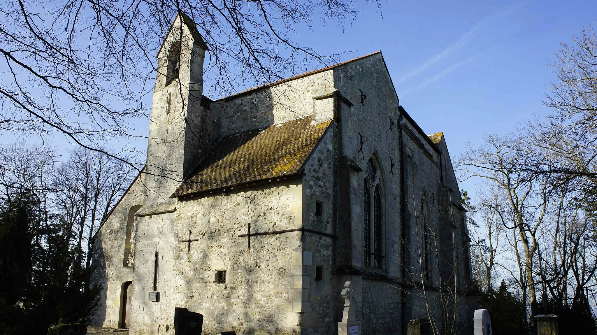 Photo showing: Chapelle du XIIe siècle de Villedommange, elle est dédiée à st-Lié et se trouve en surplonb de la vallée en direction de Reims, au premier plan se trouve le cimetière.