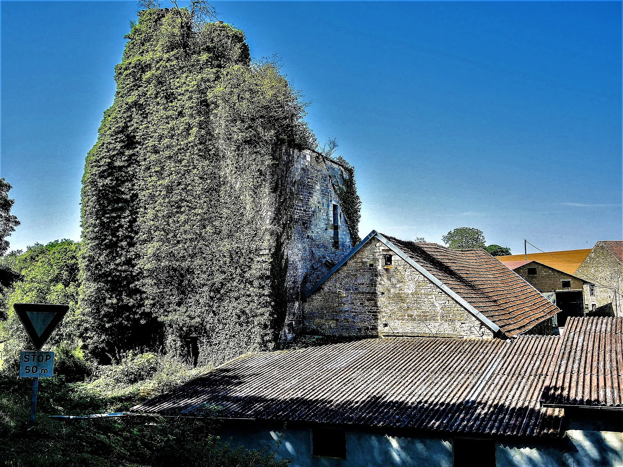 Photo showing: Ruine du clocher de l'abbatiale d'Aumonières