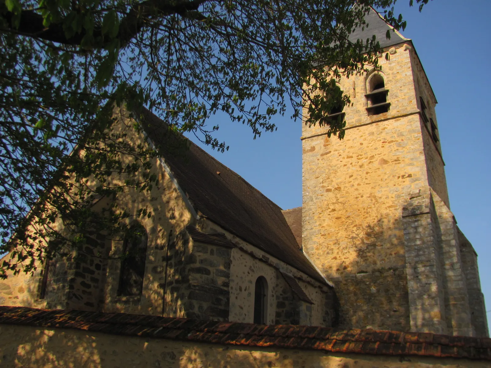 Photo showing: Chevet de l'église de Fay-lès-Marcilly (Aube)