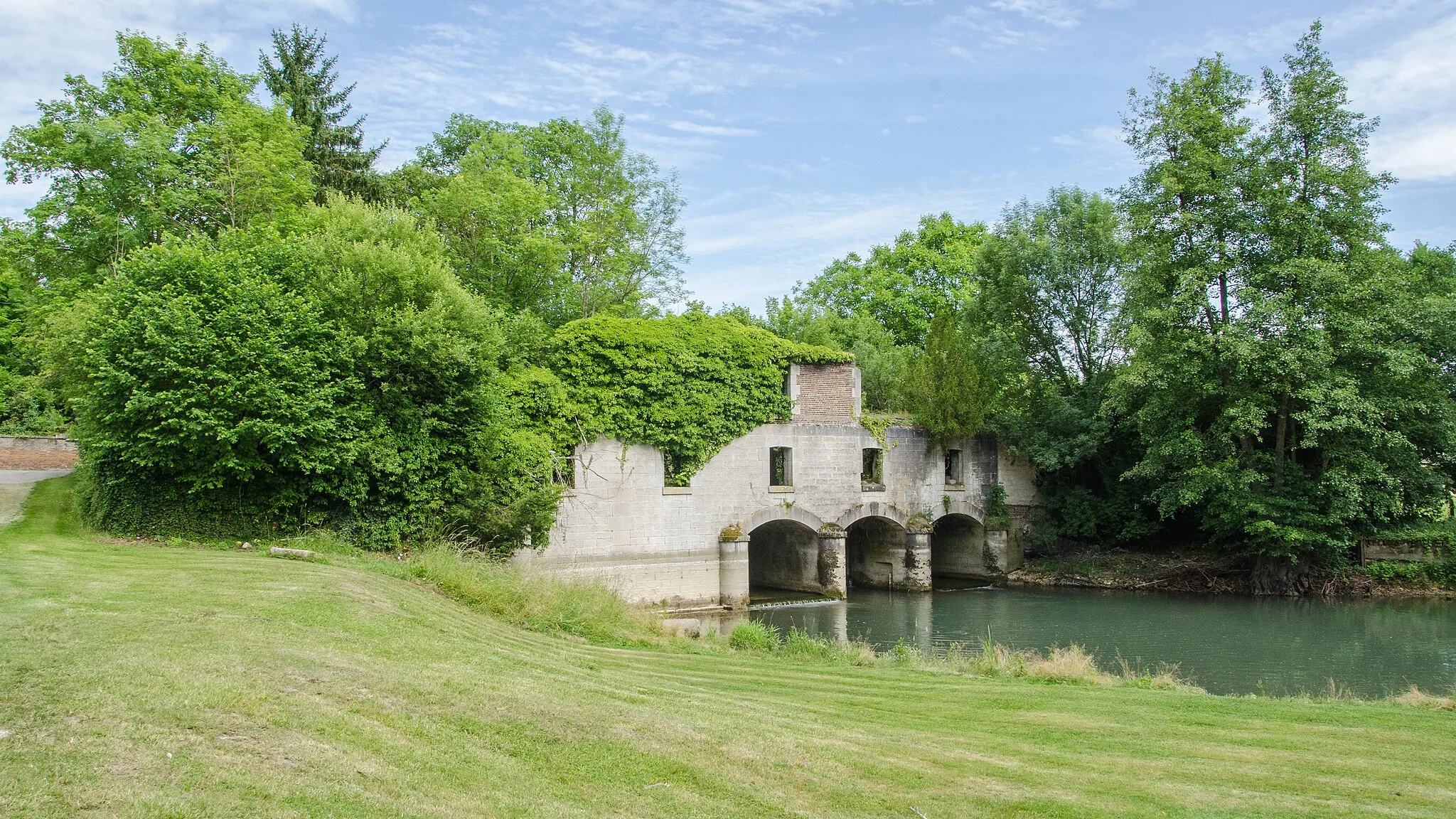 Photo showing: À la fin du XIXe siècle, une minoterie fut installée au bout du village de Ramerupt sur le petit cours d'eau "Le puits".

Fun Fact, les restes du rez-de-chaussée fut transformé en jardin par un voisin.