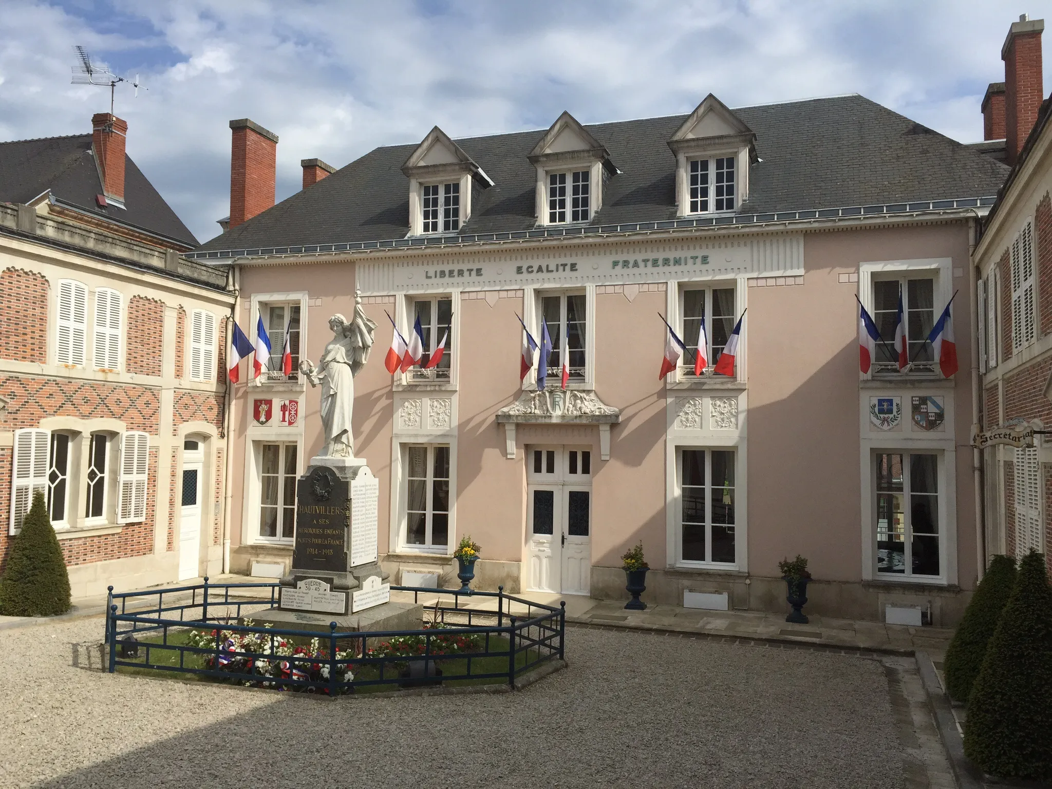 Photo showing: Hautvillers town hall