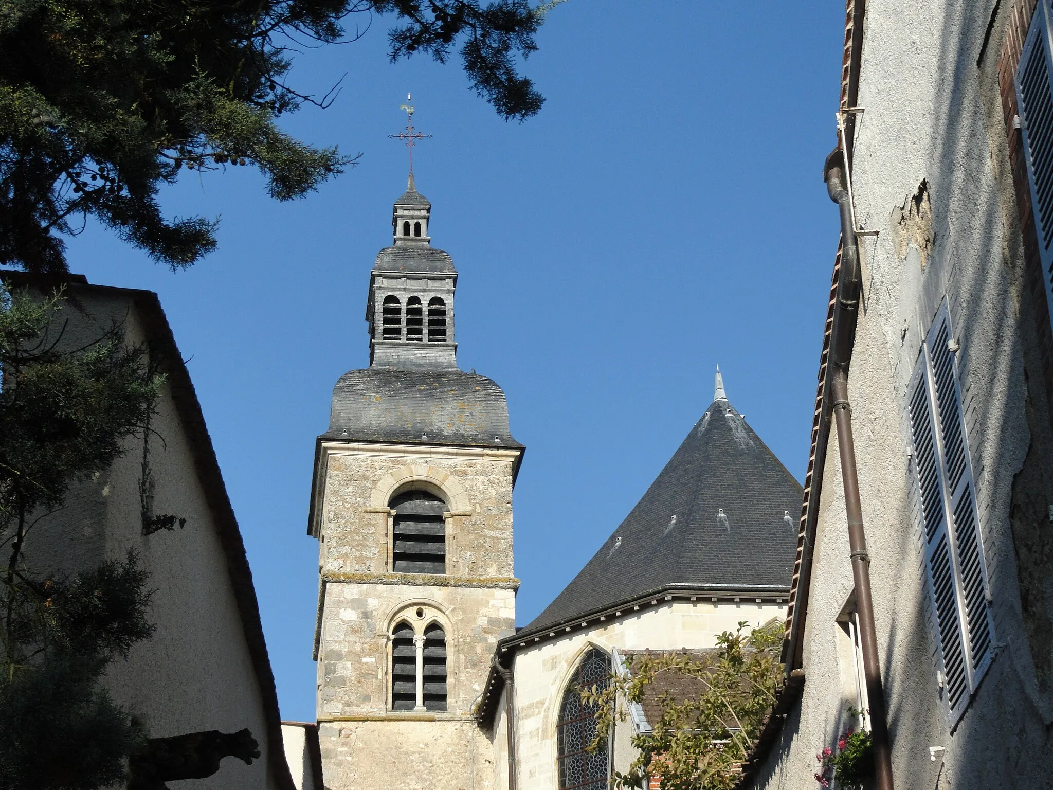 Photo showing: Vue du clocher de l'église abbatiale d'Hautvillers, depuis le chemin qui mène à l'abbaye.