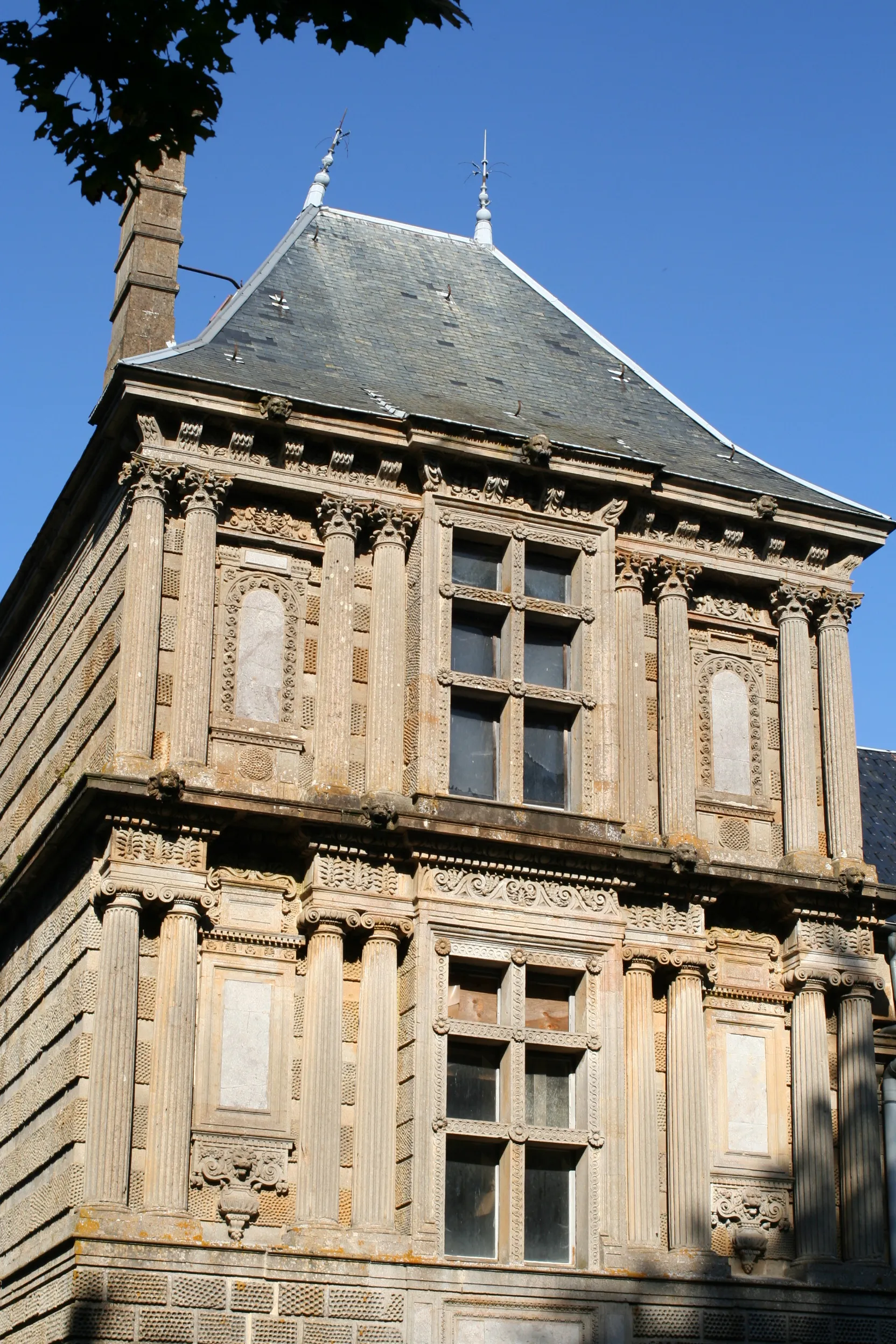 Photo showing: Le pavillon d'entrée du Château du Pailly, en Haute-Marne