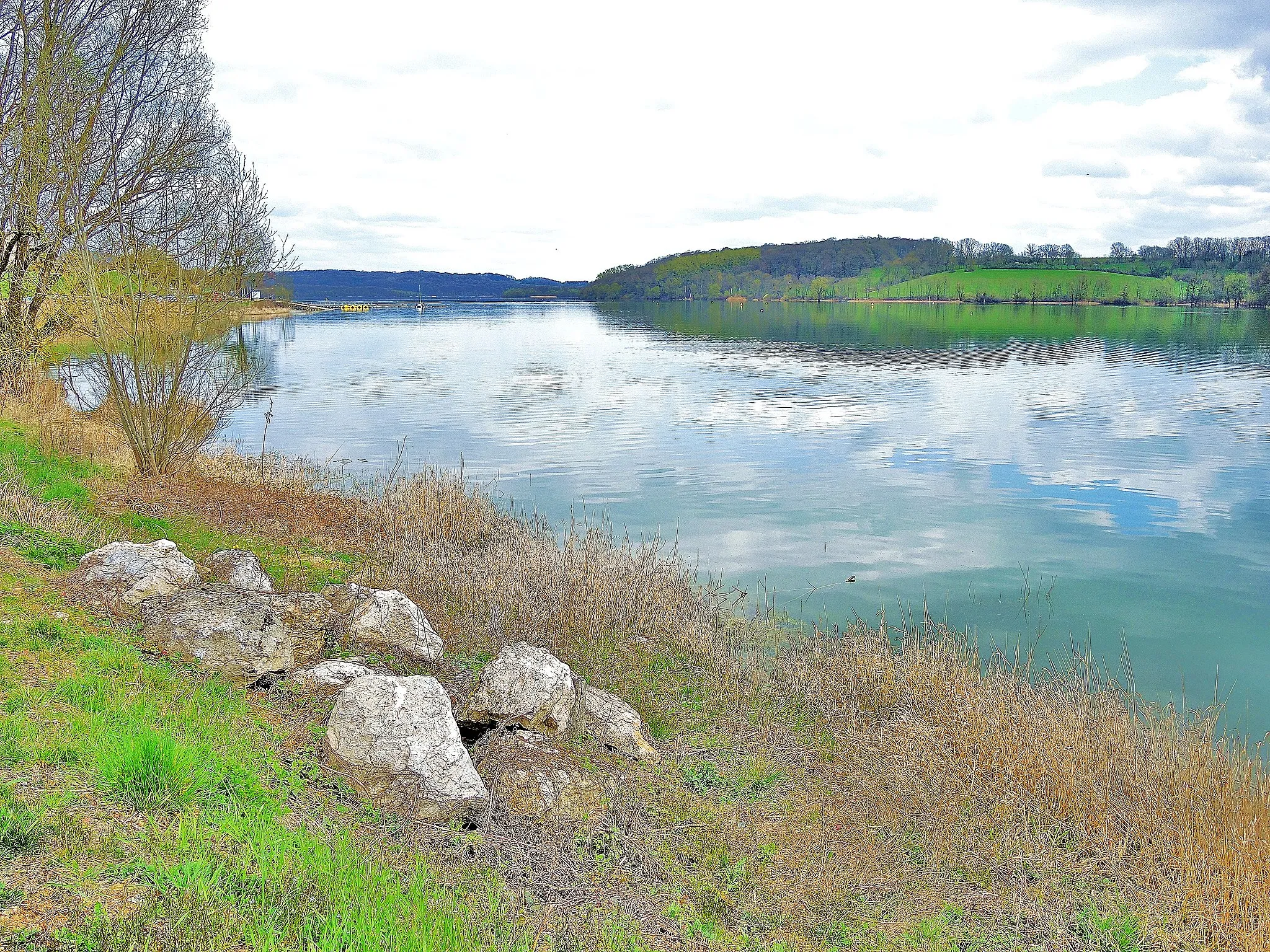 Photo showing: Lac de la Liez; vu de la rive Nord-Ouest.