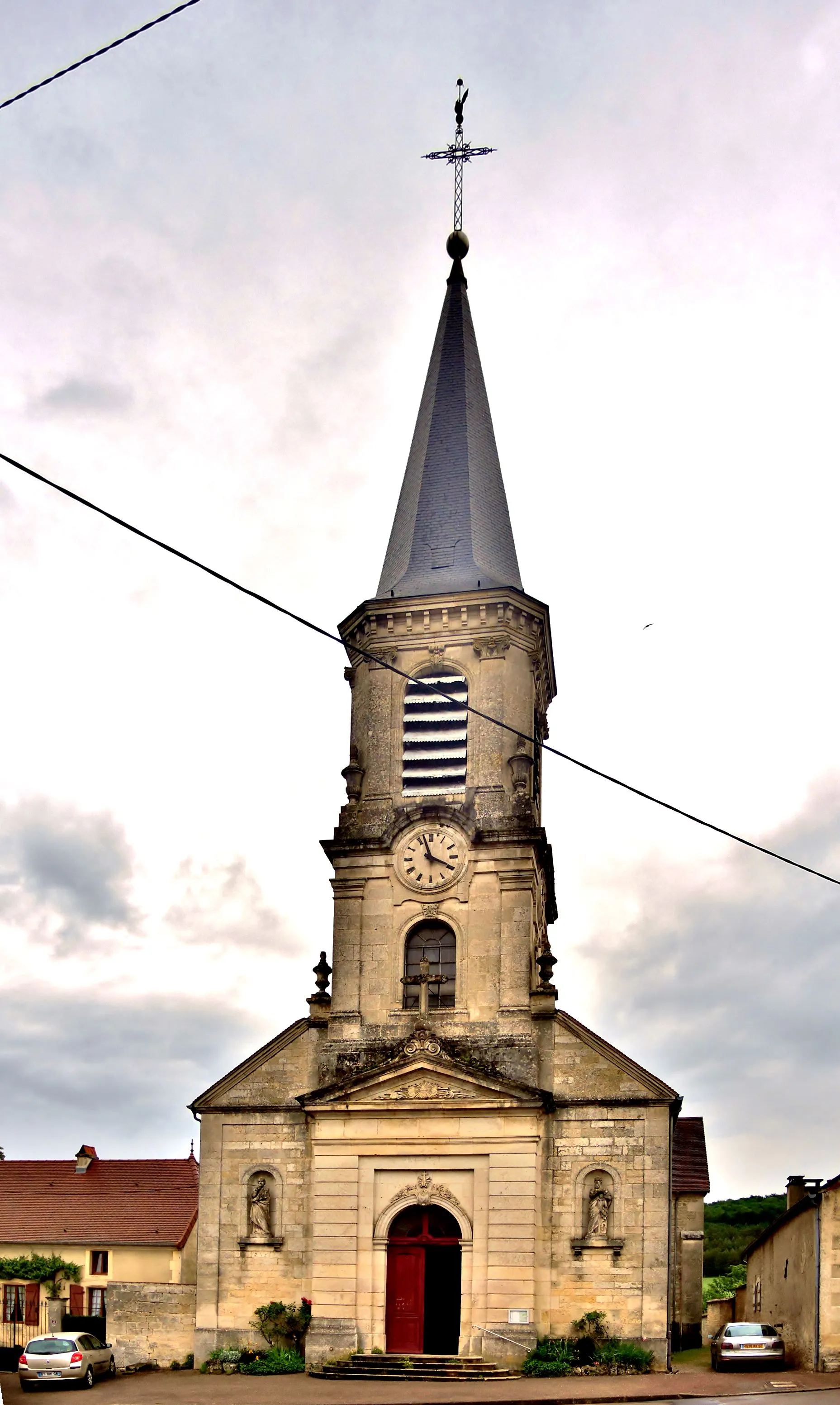 Photo showing: Façade et clocher de l'église sainte Anne d'Auberives. Haute-Marne