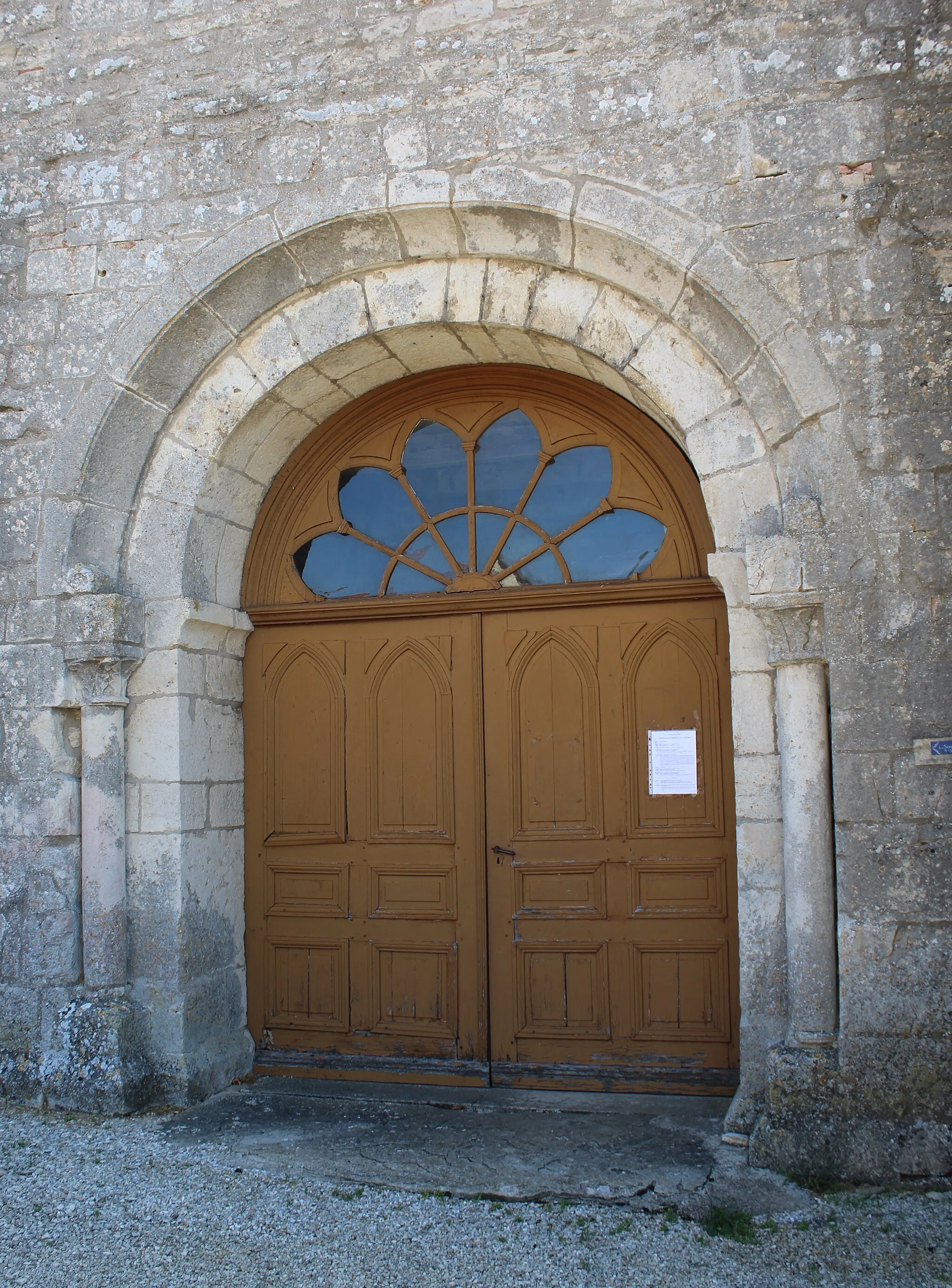 Photo showing: Le porche de l'église.