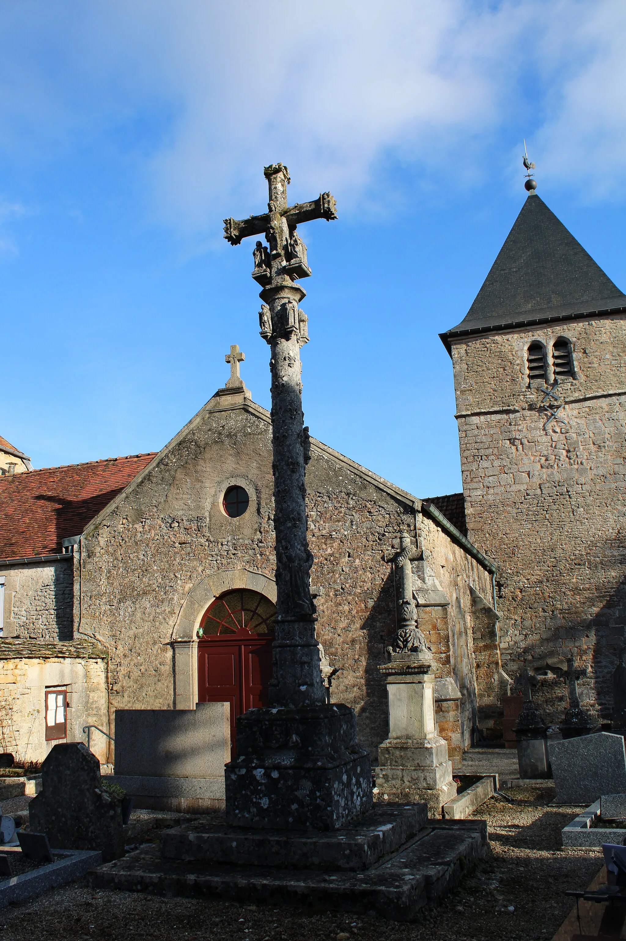Photo showing: Croix de cimetière devant l'église.