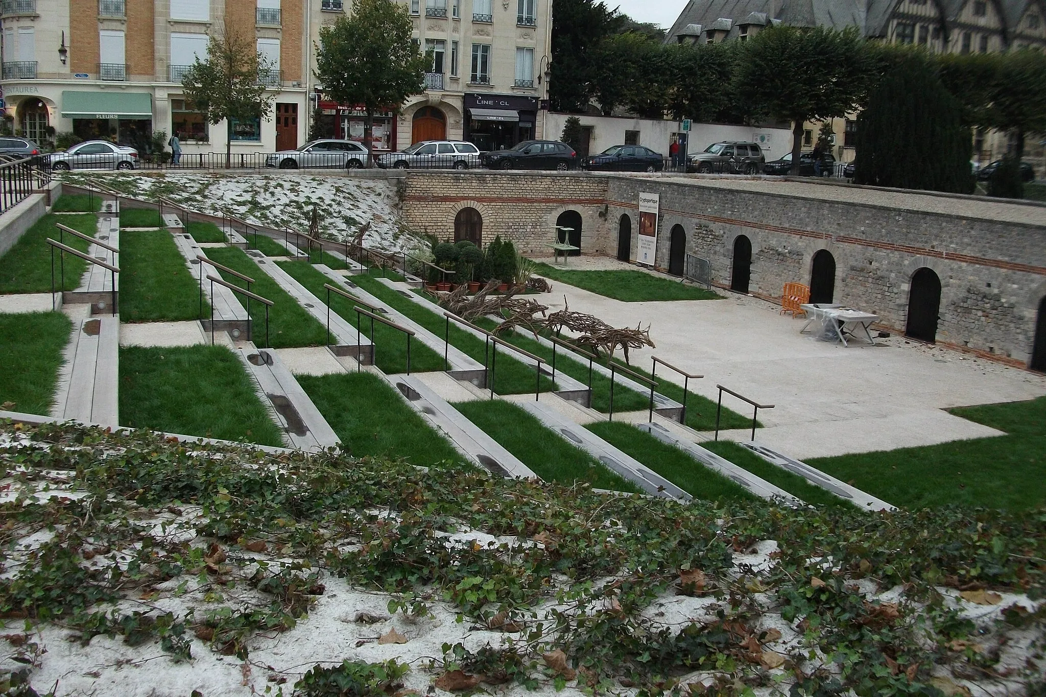 Photo showing: le cryptoportique de Reims sur la place du forum. L'entrée, les gradins pour l'organisation de spectacles, le musée le Vergeur en haut à droite.